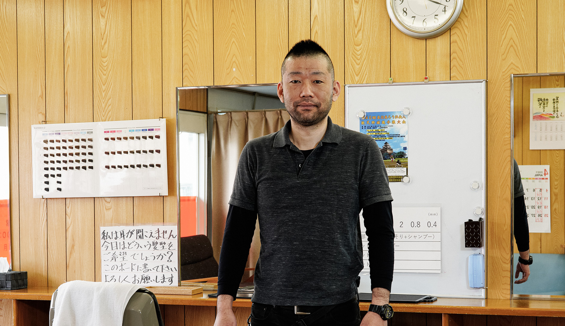 【写真】りようしつのなかにたつうえはらまさひろさん