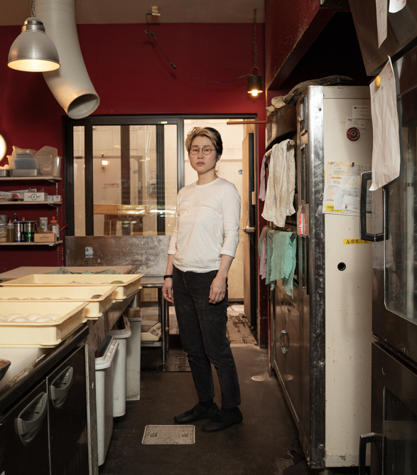 【写真】ぱんこうぼうにたっているひがしそのこさん