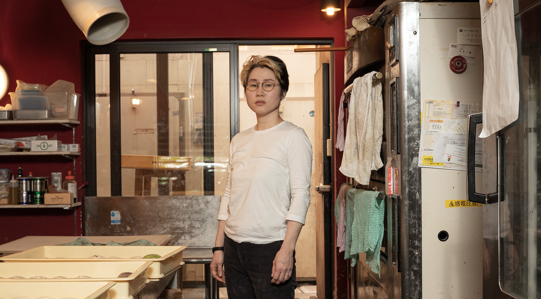 【写真】ぱんこうぼうにたっているひがしそのこさん