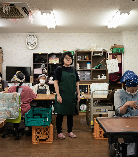 【写真】しせつのなかにたつたけうちあやかさん