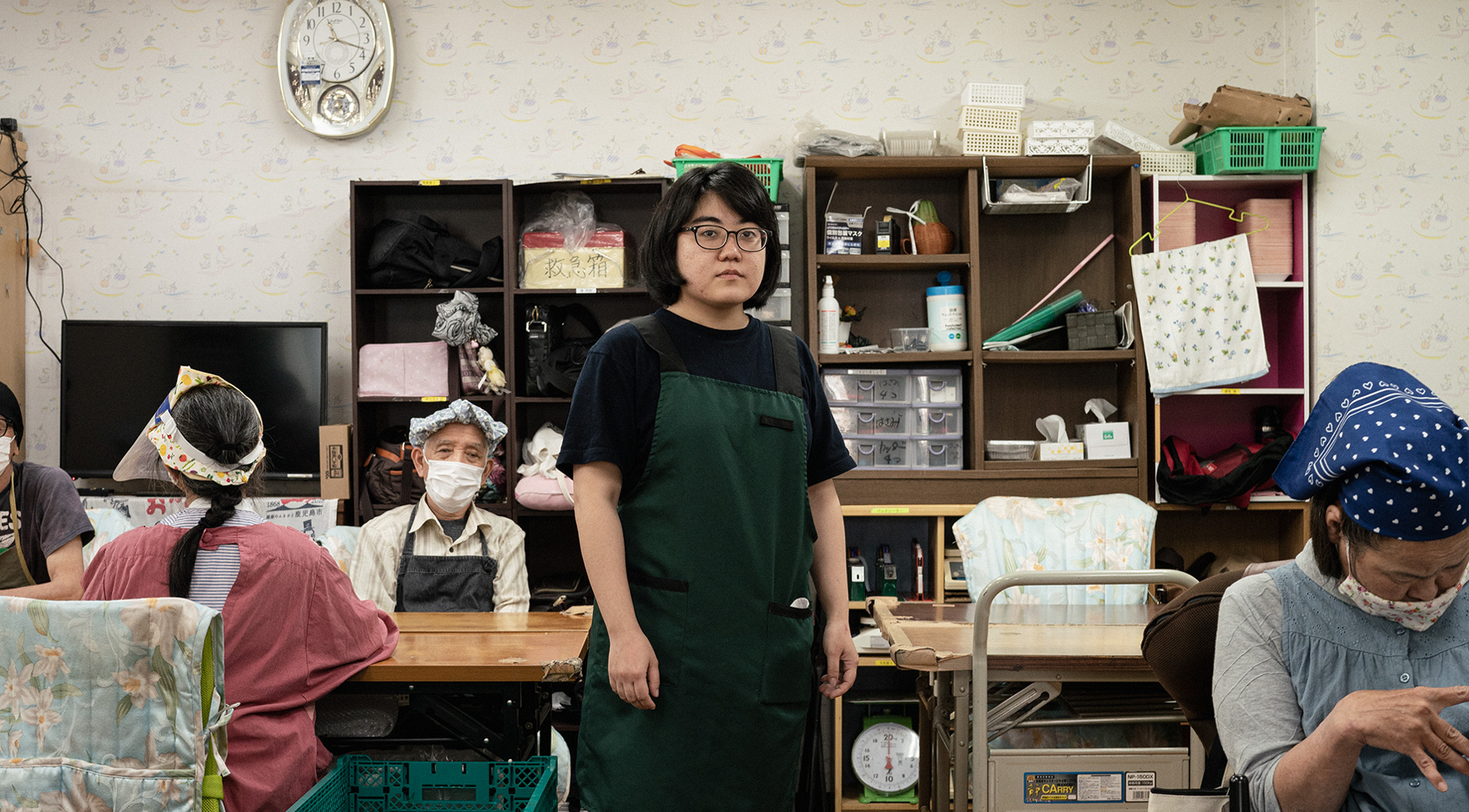 【写真】しせつのなかにたつたけうちあやかさん