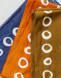 手描きのドットが描かれた、あお、ブルーグレー、ブラウンの3色の手ぬぐいの写真