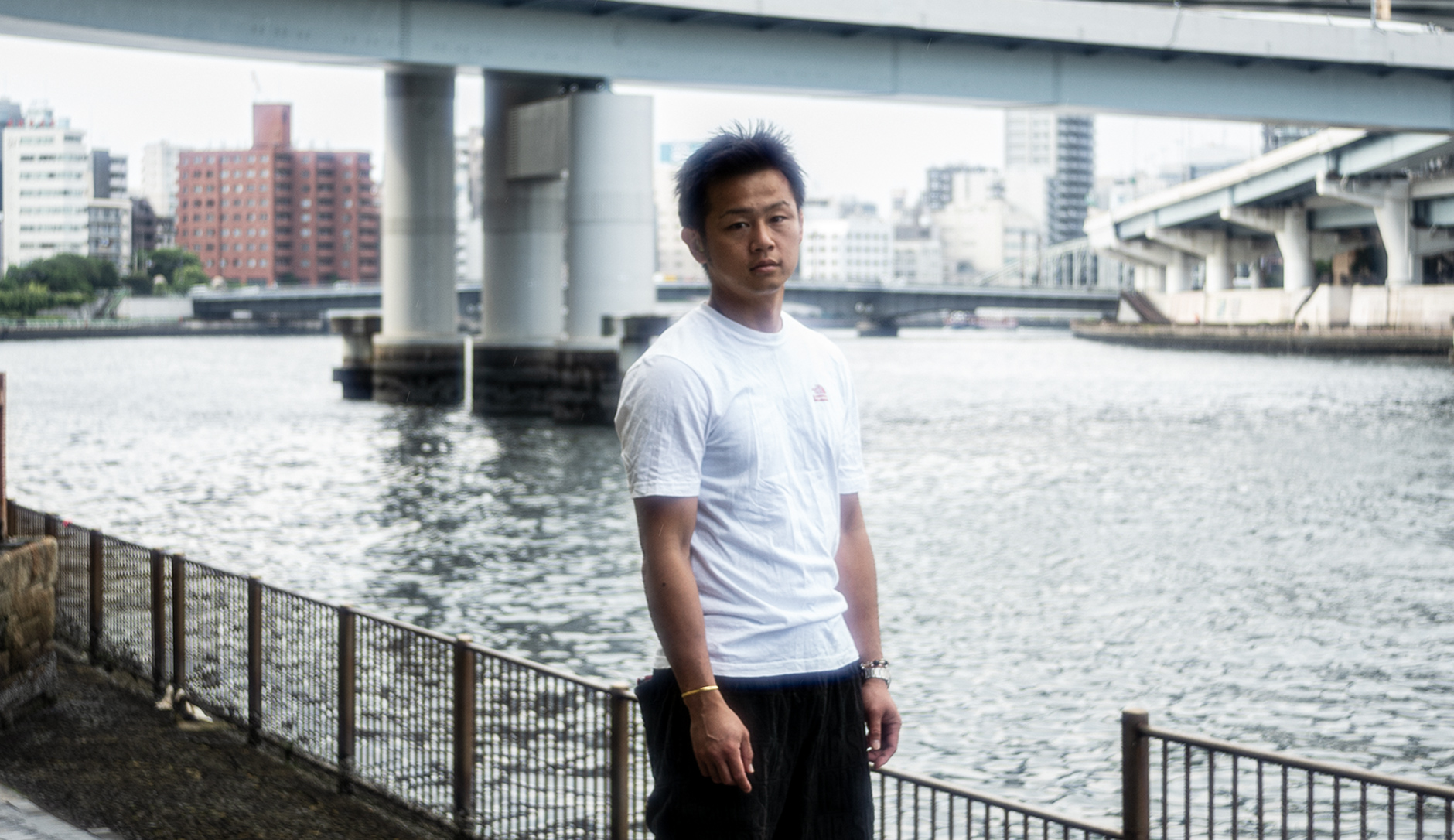 【画像】かわのちかくにたつごうしゅうまさのぶさん