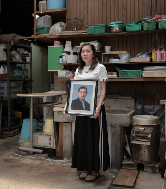 【画像】おっとのしゃしんをもってやおやのてんないにたつたけうちりょうこさん