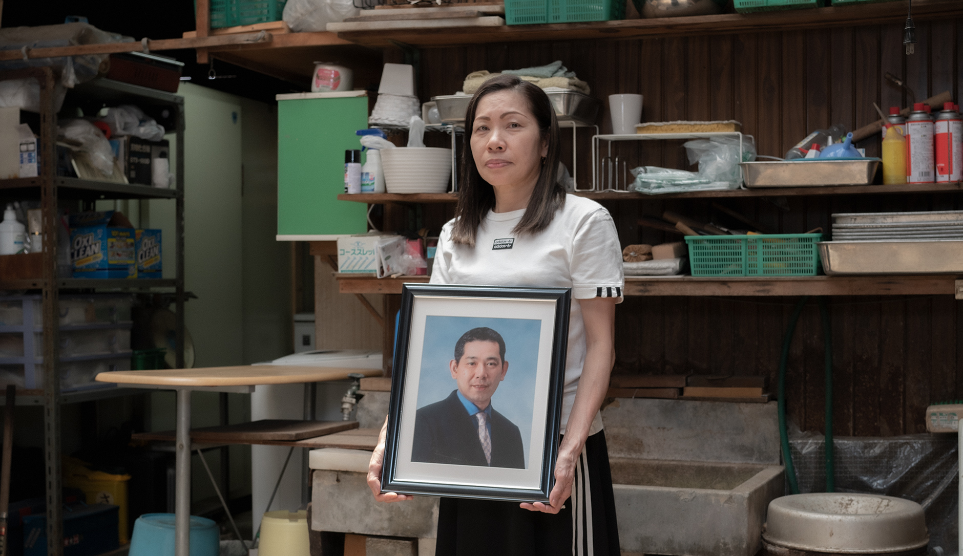 【画像】おっとのしゃしんをもってやおやのてんないにたつたけうちりょうこさん