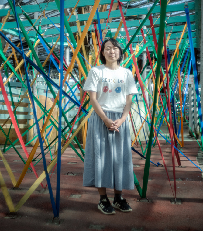 【画像】カラフルな遊具のなかに立つ菊永ふみさん