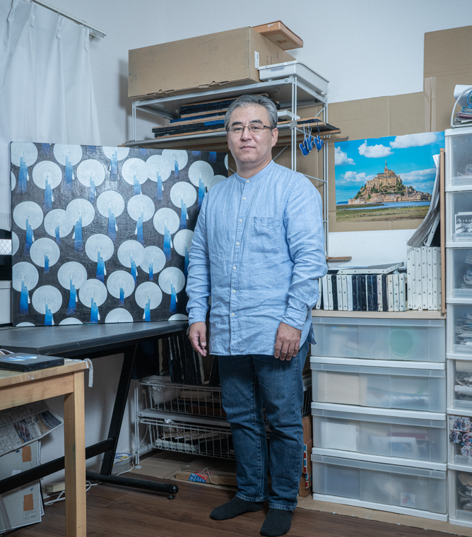 【画像】アトリエでご自身の作品の前に立つ乘富秀人さん