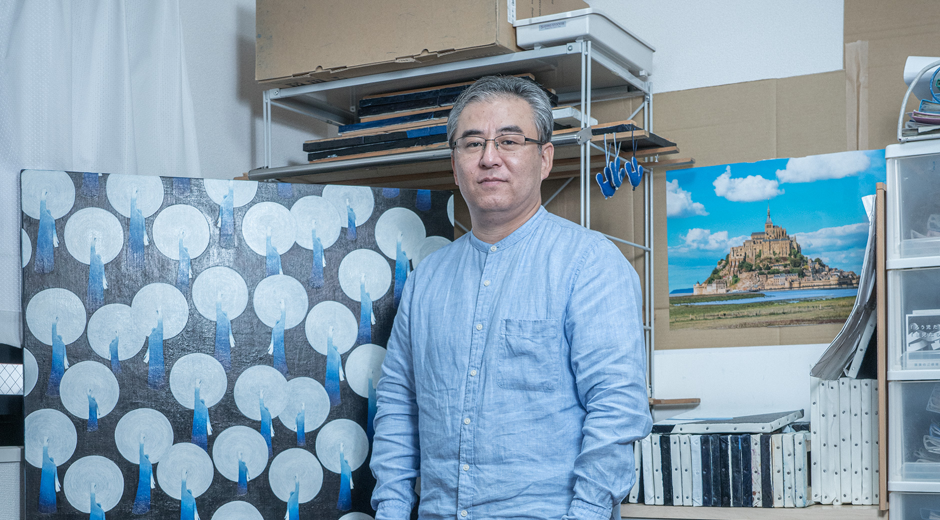 【画像】アトリエでご自身の作品の前に立つ乘富秀人さん