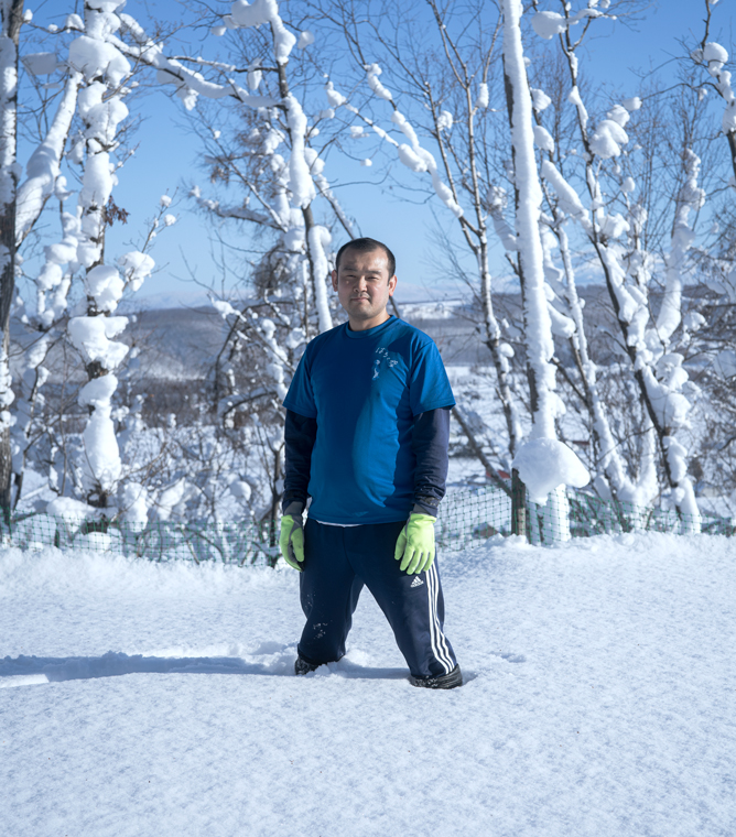 【画像】 雪の中に膝までうまってこちらを向く春日さん
