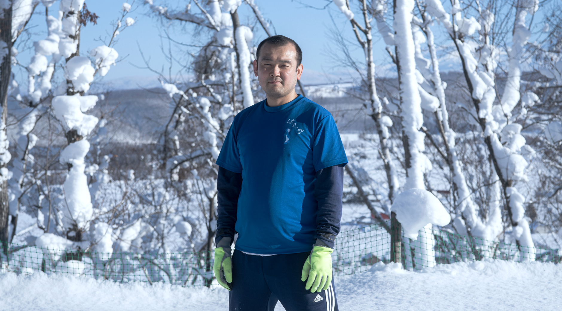 【画像】 雪の中に膝までうまってこちらを向く春日さん