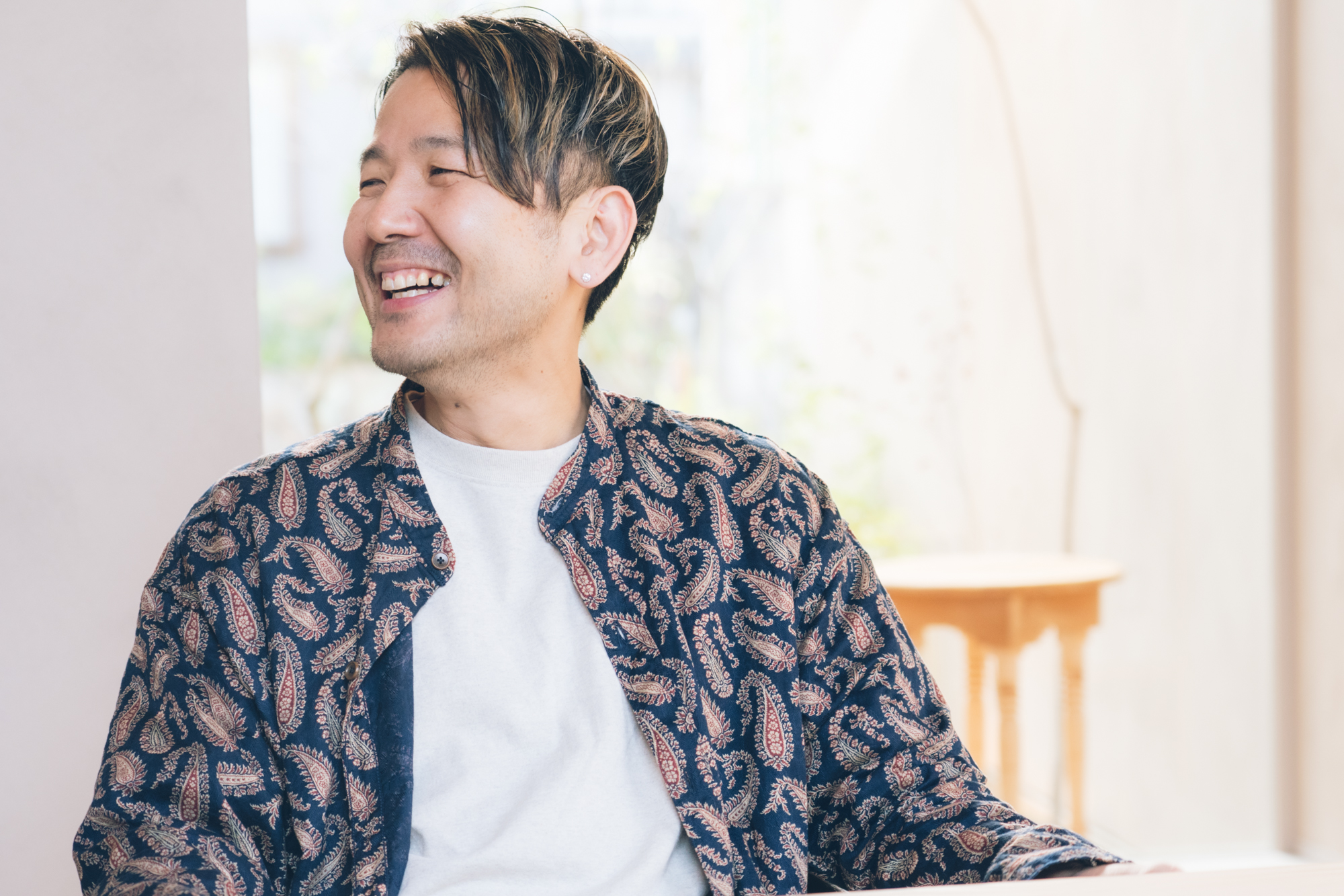【写真】インタビューに答えるかわはさん、ほほえんでいる