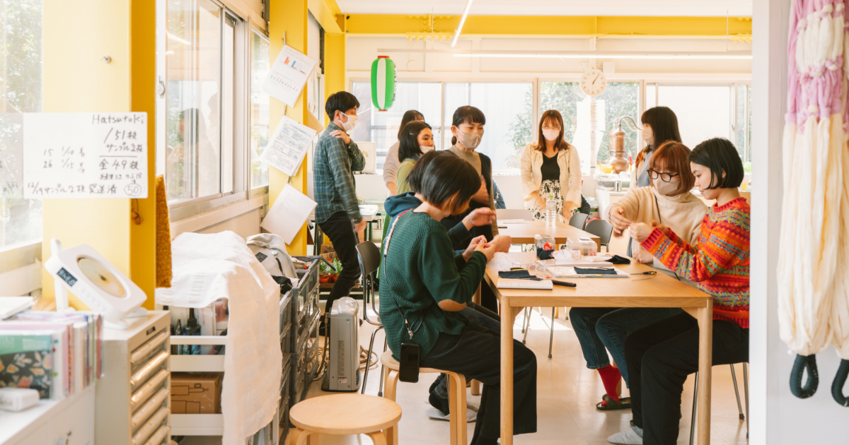 “失敗”を許せる社会になったらいい。自炊料理家・山口祐加さんとたずねる、手仕事とケアの福祉施設「ムジナの庭」 | こここ