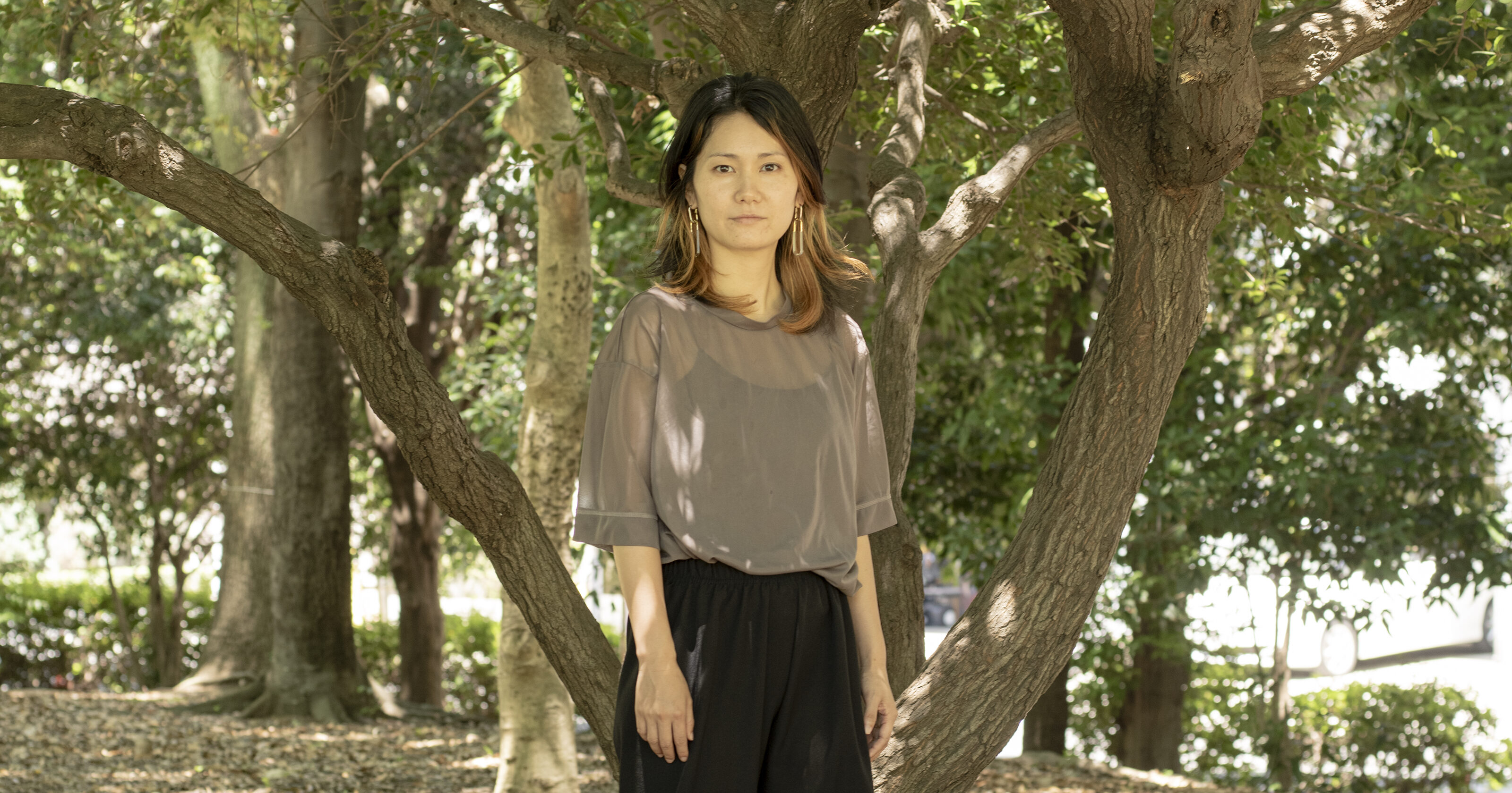 【写真】木漏れ日がさす場所に立つなぐもさん