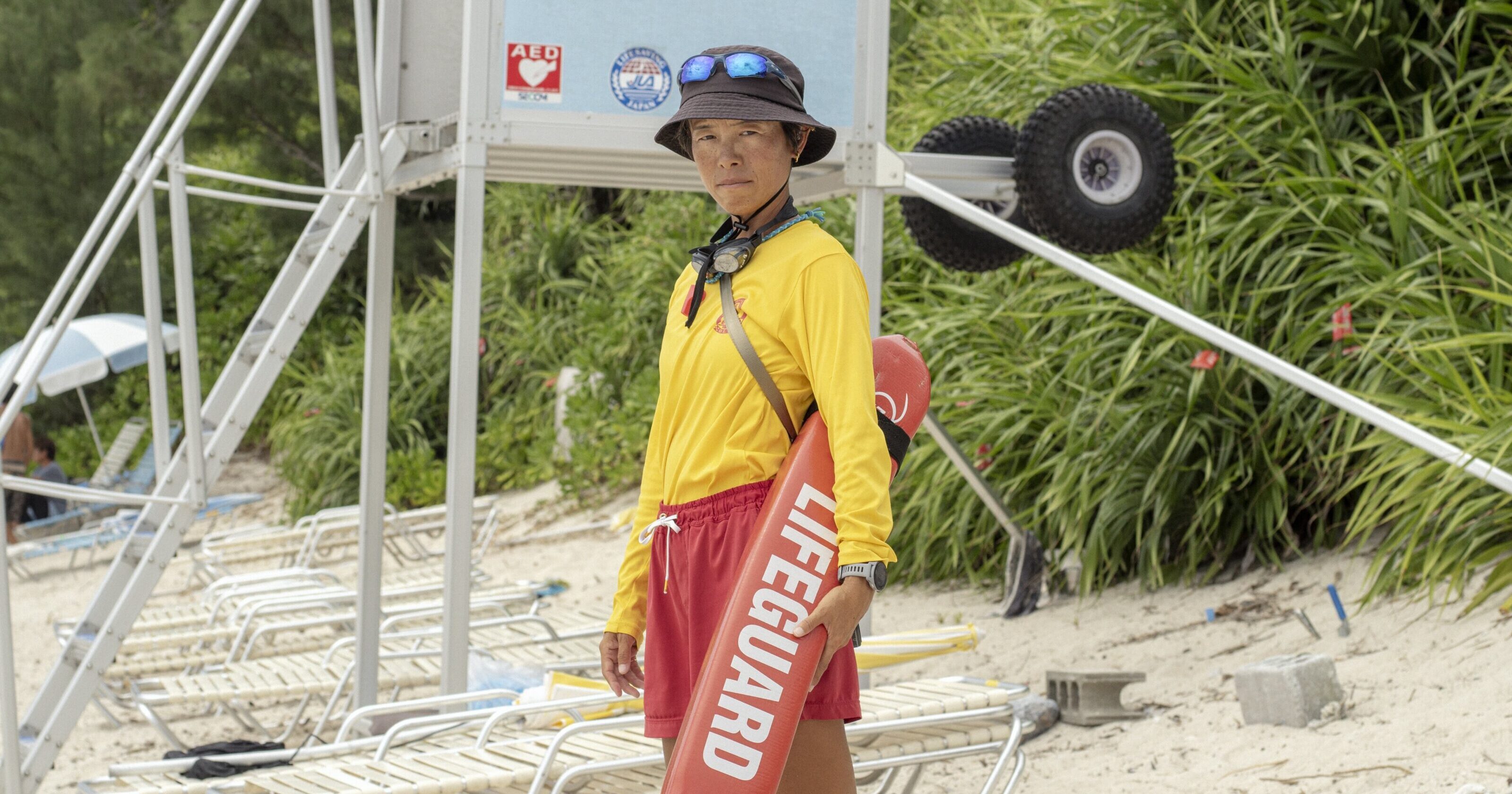 【写真】砂浜に裸足で立ち、こちらをきりりと眺めるよこてさん