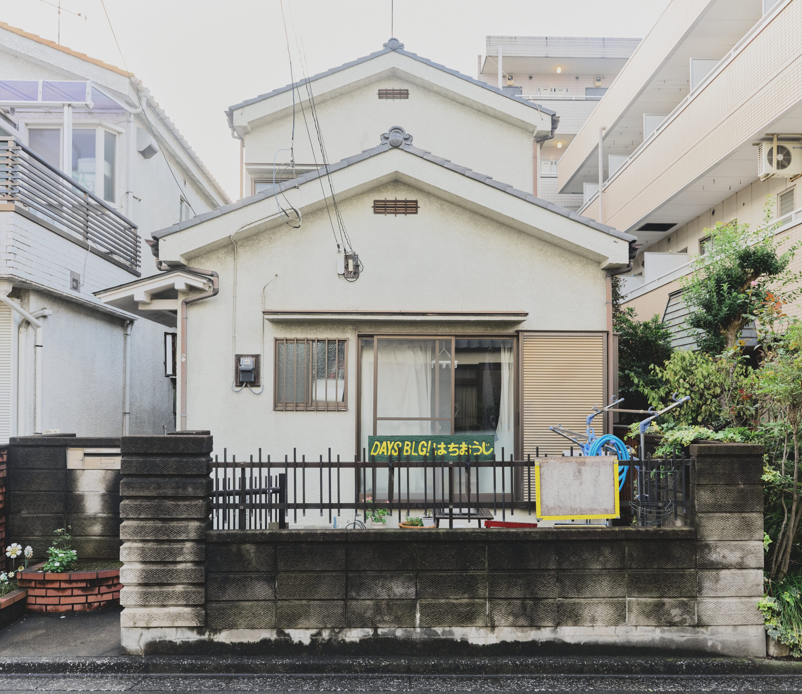 【写真】DAYSBLG!はちおうじの外観、二階建ての一軒家になっている