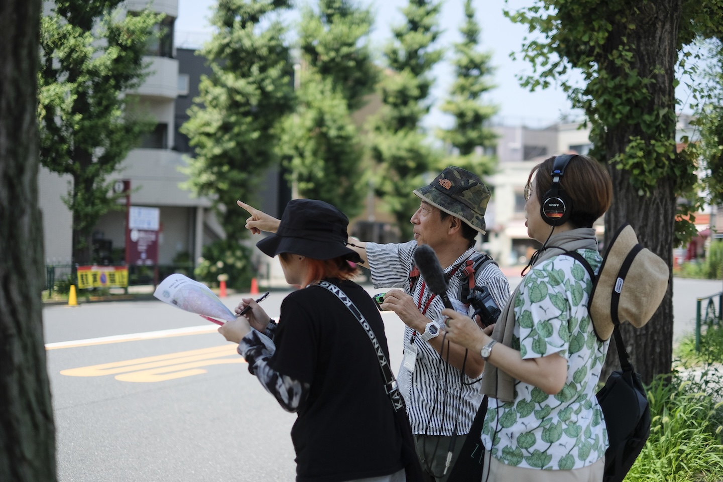 【写真】録音機材とカメラを持って街中に繰り出す人たち