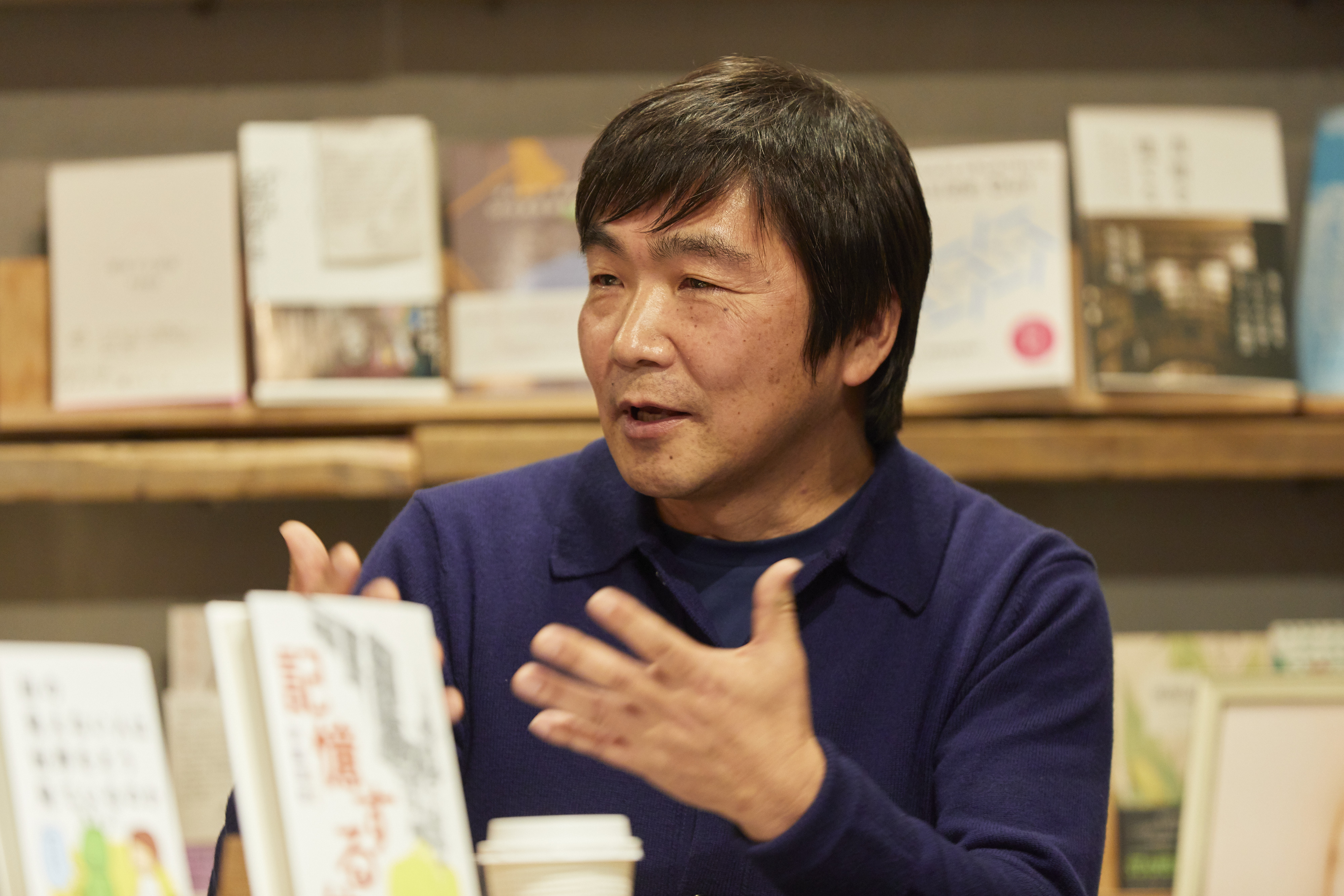 【写真】トークイベントで、著書を前に話す村瀬さん