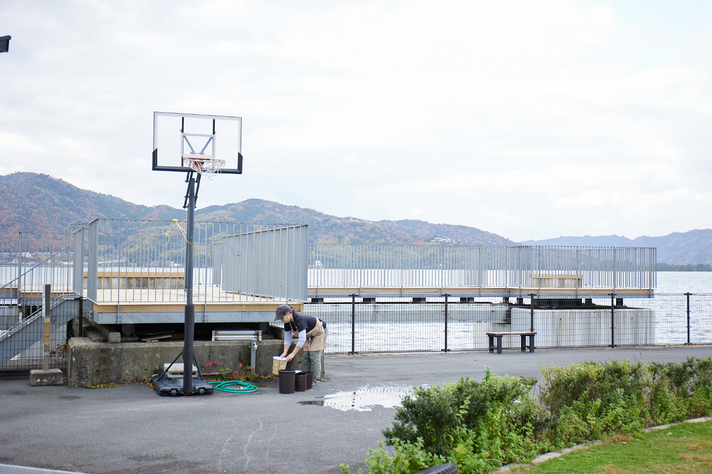 【写真】海岸。一段高いところが低いフェンスで仕切られた空間になっており、降りた手前にはバスケットゴールがある