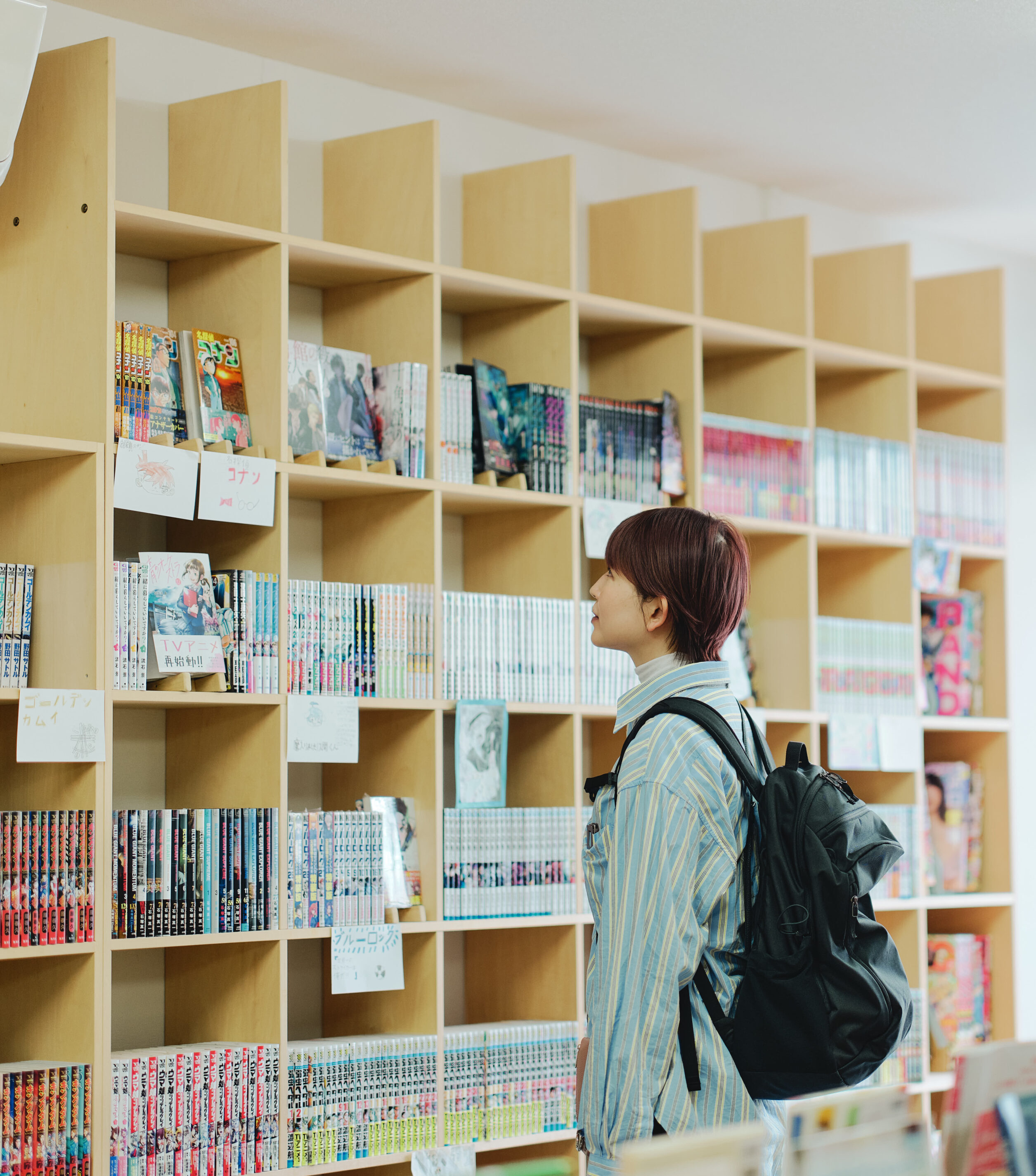 【写真】ててたりとの本棚を眺めるライターのしらいしさん
