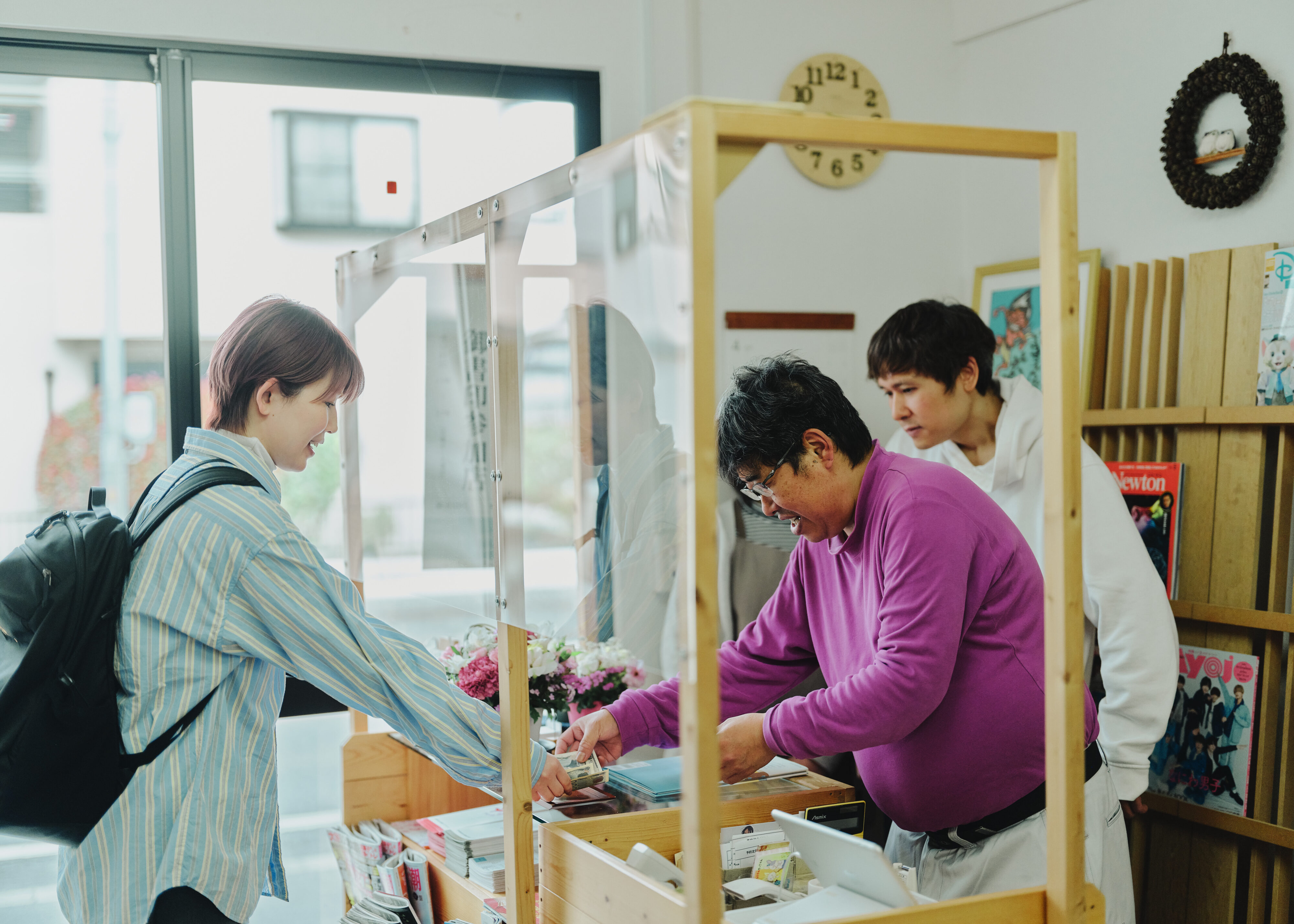 【写真】本を購入するライターのしらいしさん