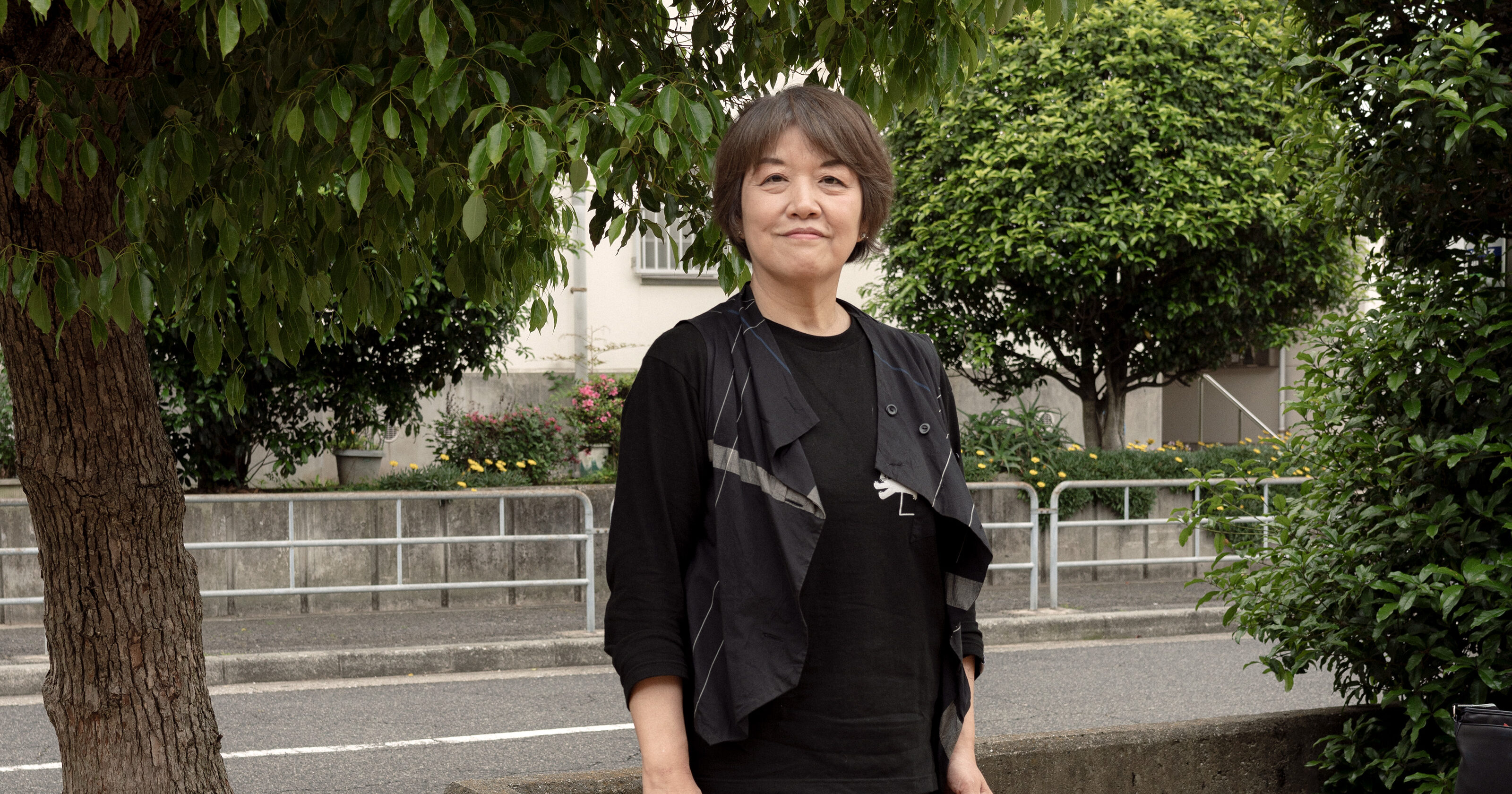 【写真】長袖のTシャツにズボン、歩きやすそうな靴を履いて立つはらださん