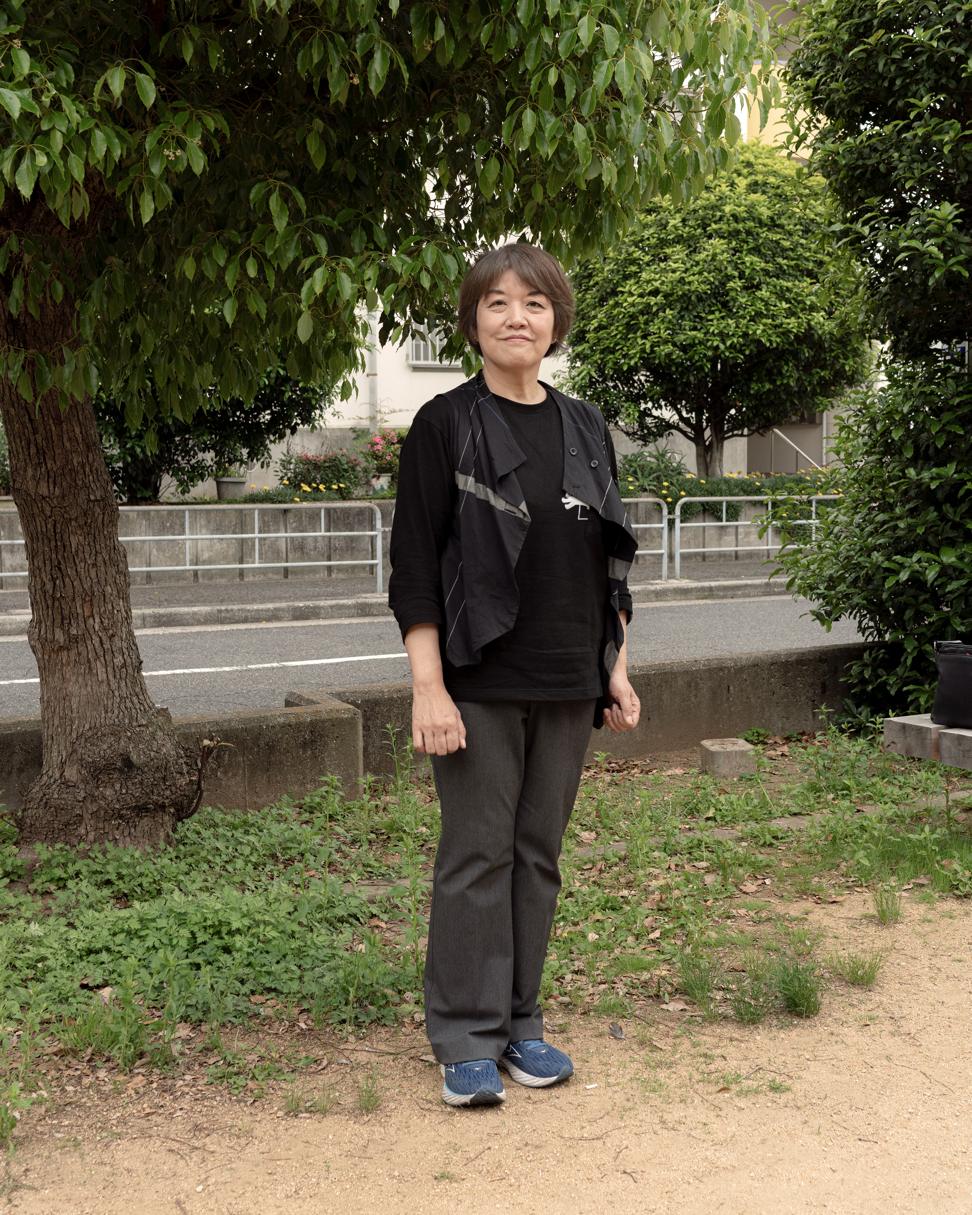 【写真】長袖のTシャツにズボン、歩きやすそうな靴を履いて立つはらださん