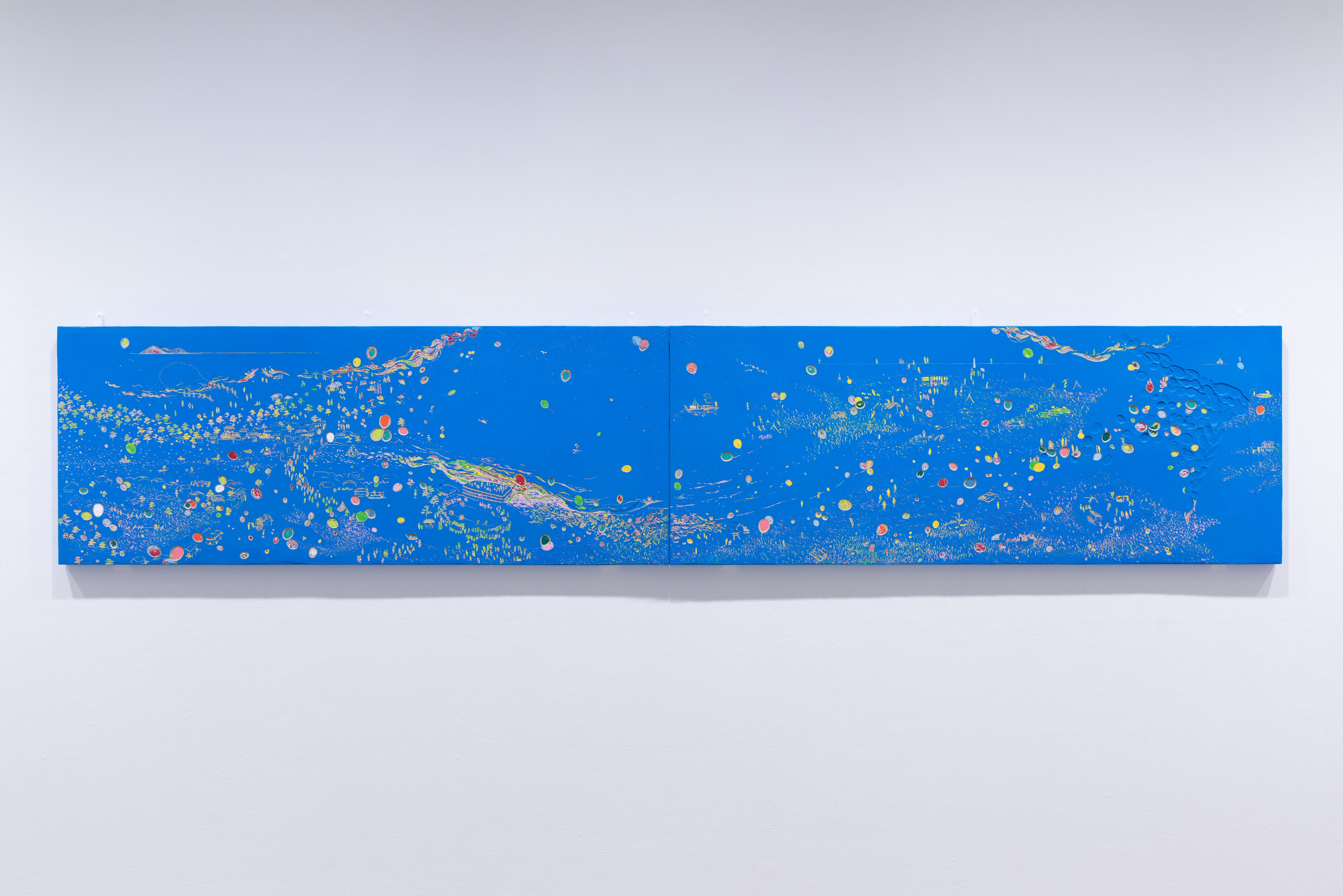 【写真】青をベースにさまざまな模様が描かれた、横長の絵画作品