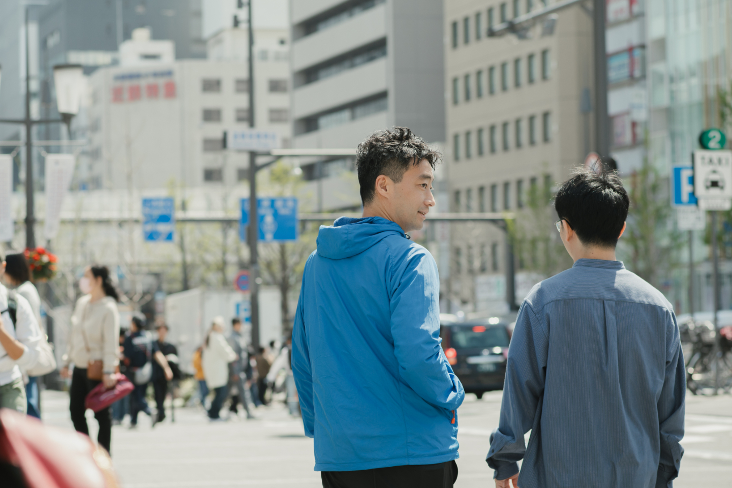 【写真】街を歩く2人の後ろ姿