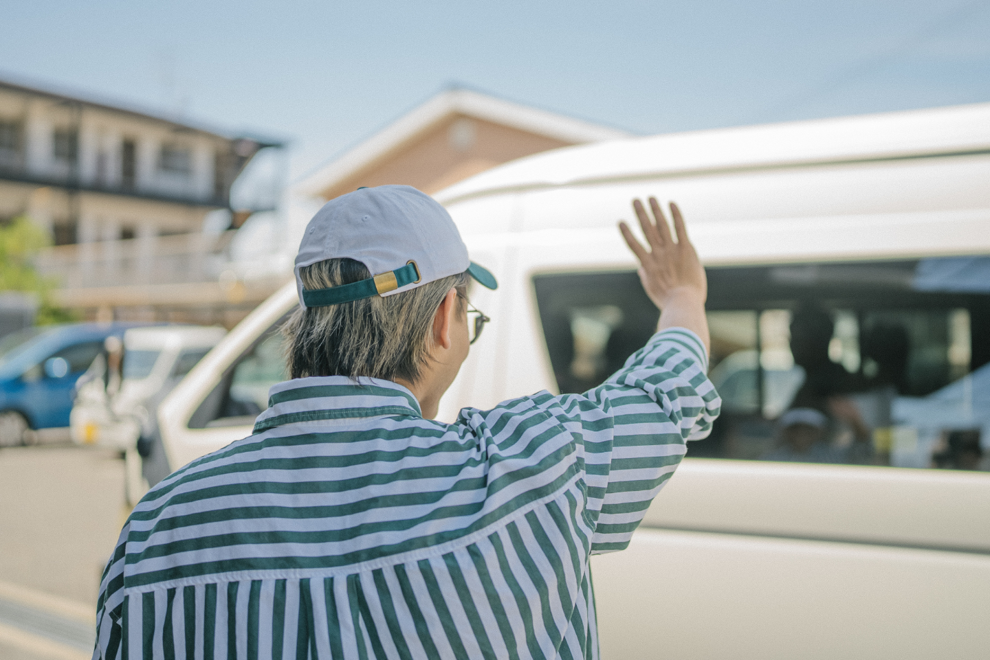 【写真】車に手を振る宮澤さん