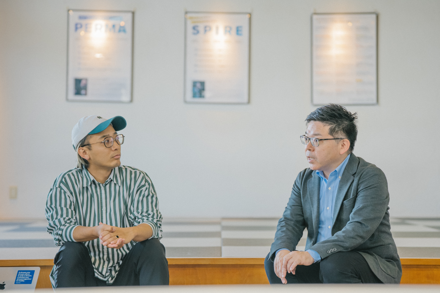 【写真】畳のふちに腰掛け、話す宮澤さんと三宅さん