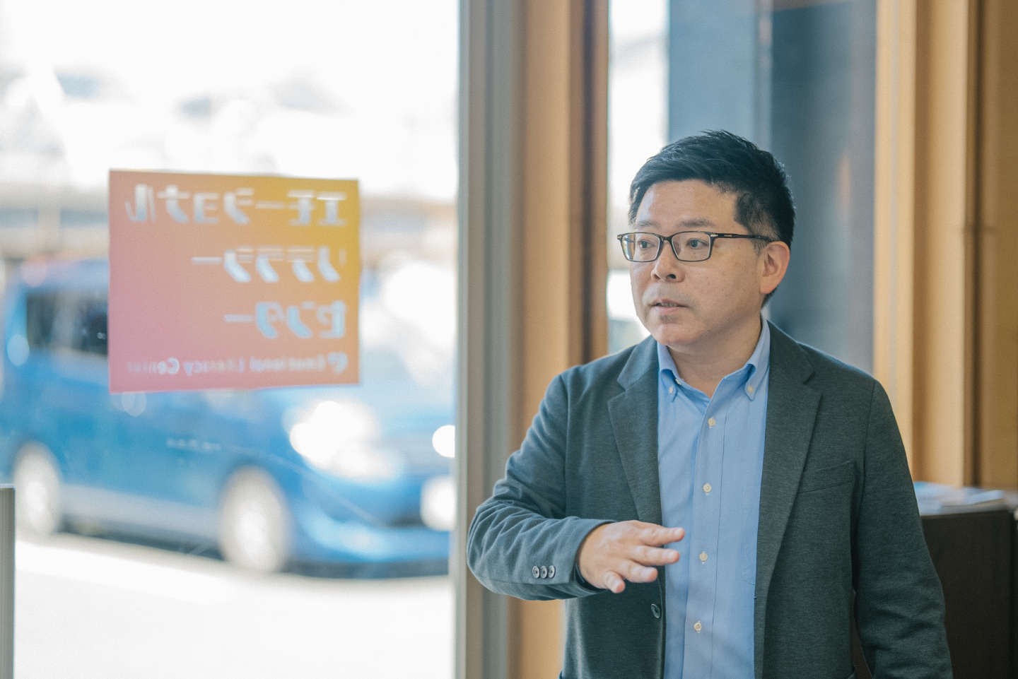 【写真】センターの入り口で説明をする三宅さん