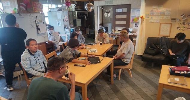 【写真】テーブルを囲い、会議をしているメンバーさん