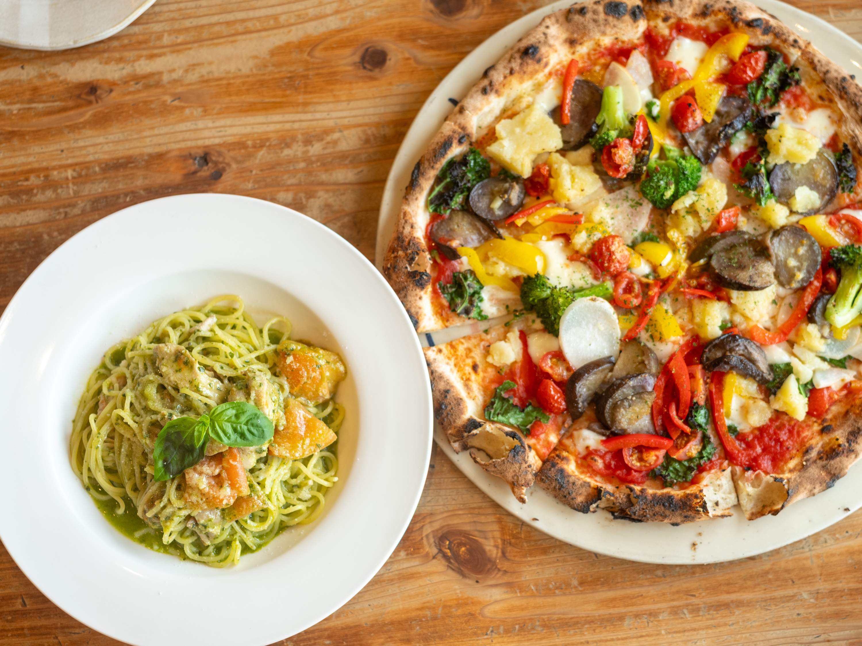 【写真】テーブルの上に、ピザとパスタが置いてある