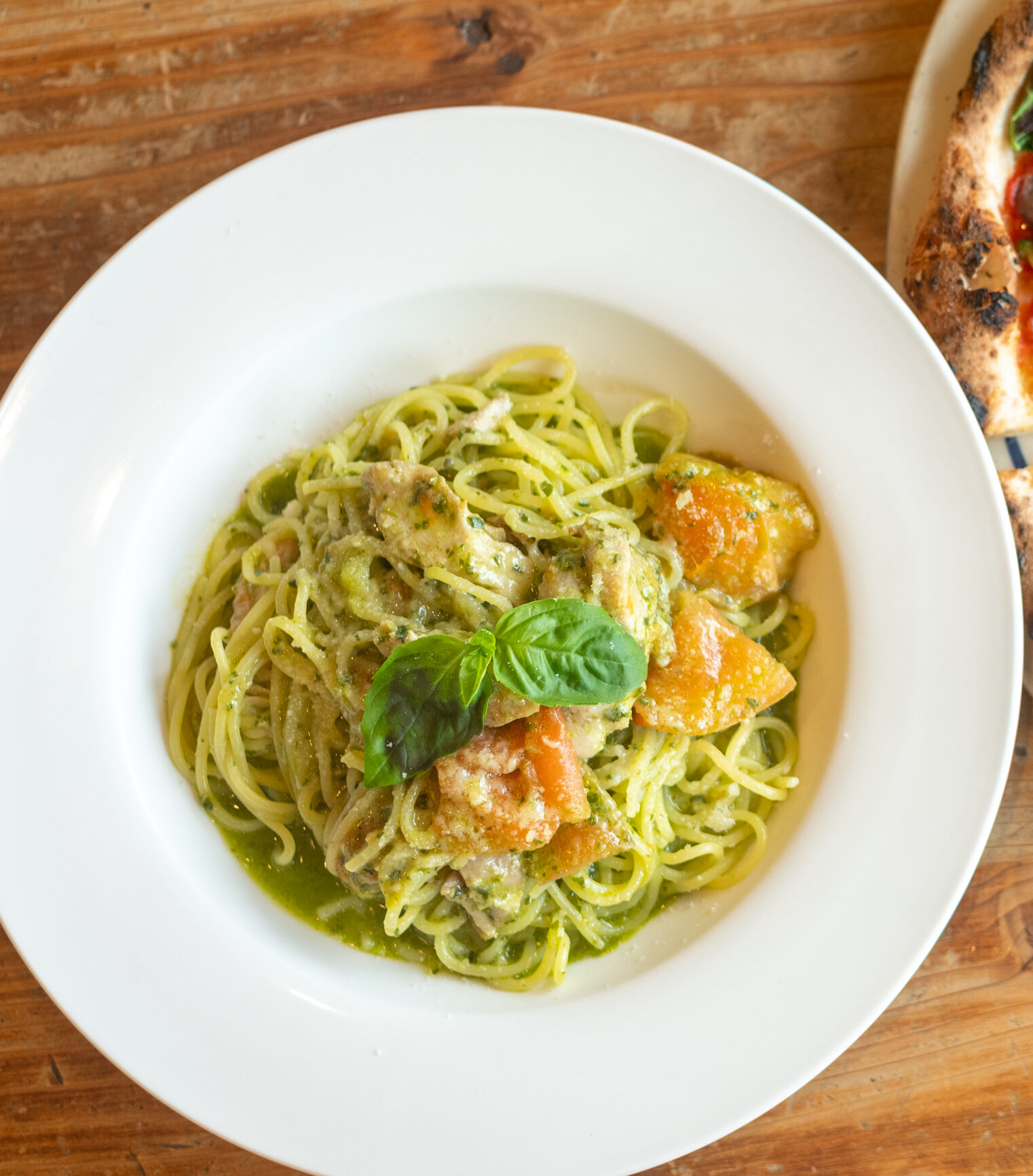 【写真】テーブルの上に、ピザとジェノベーゼのパスタが置いてある