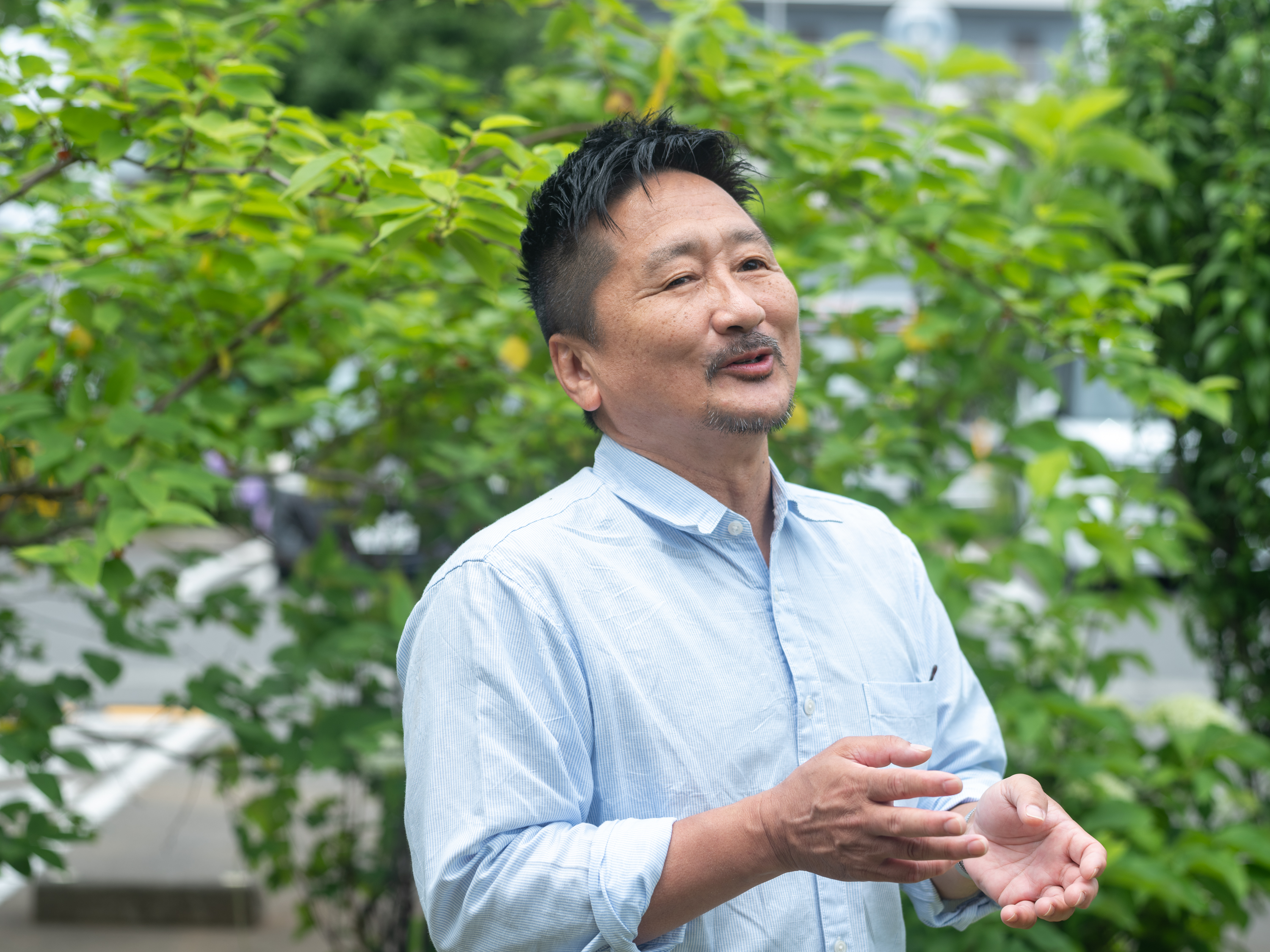 【写真】インタビューにこたえるはぎわらさん