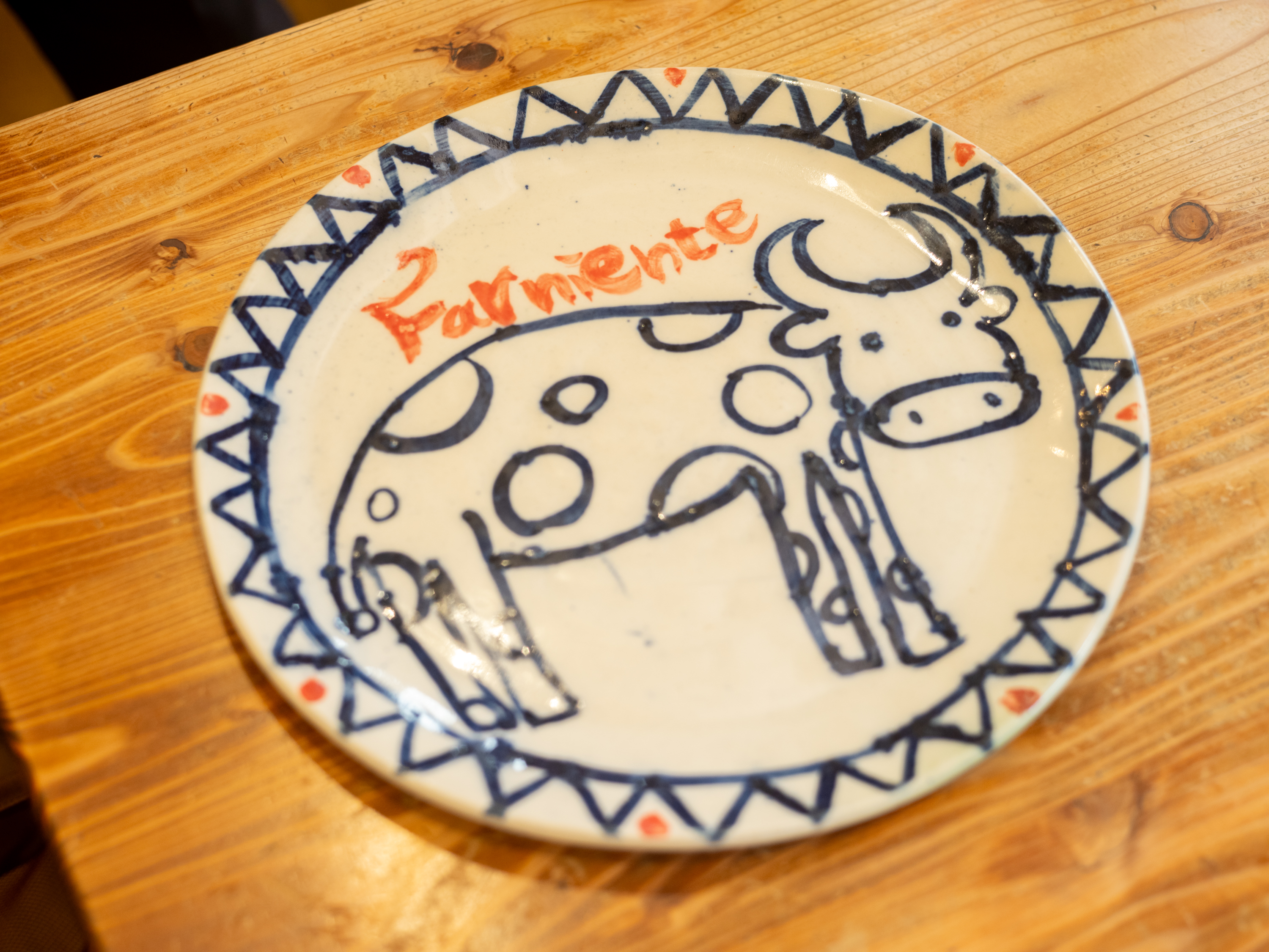 【写真】お皿には牛のイラストが描かれている