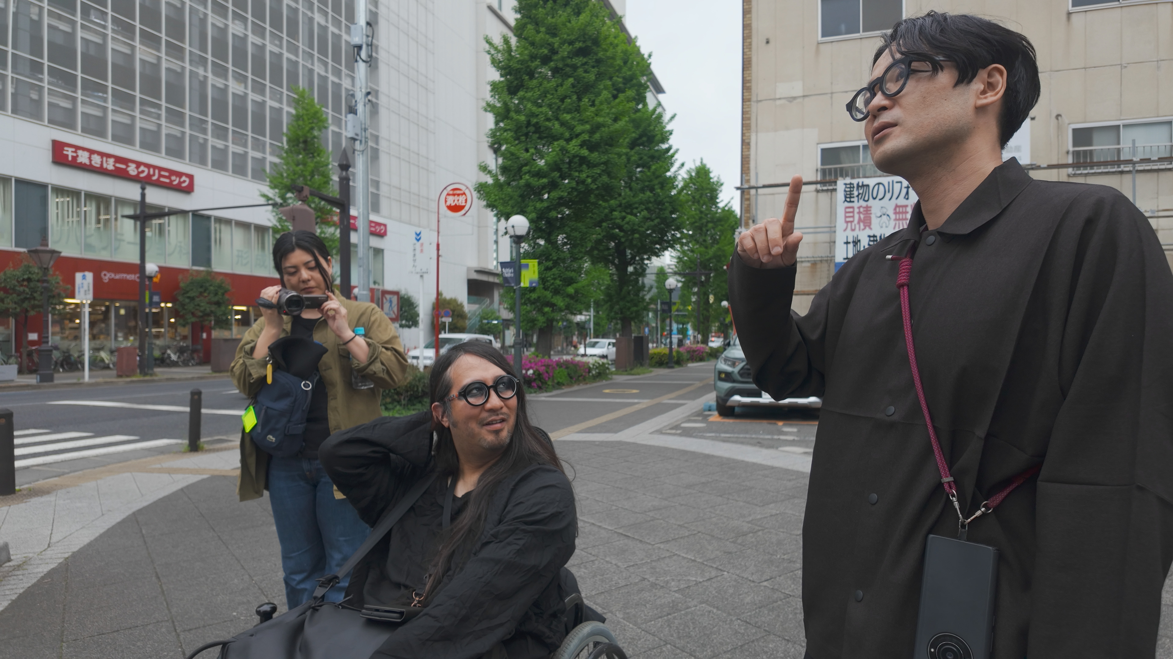 車椅子に乗ったひかわさんをはじめとする人たちが千葉市内でプロジェクトの下見をしている