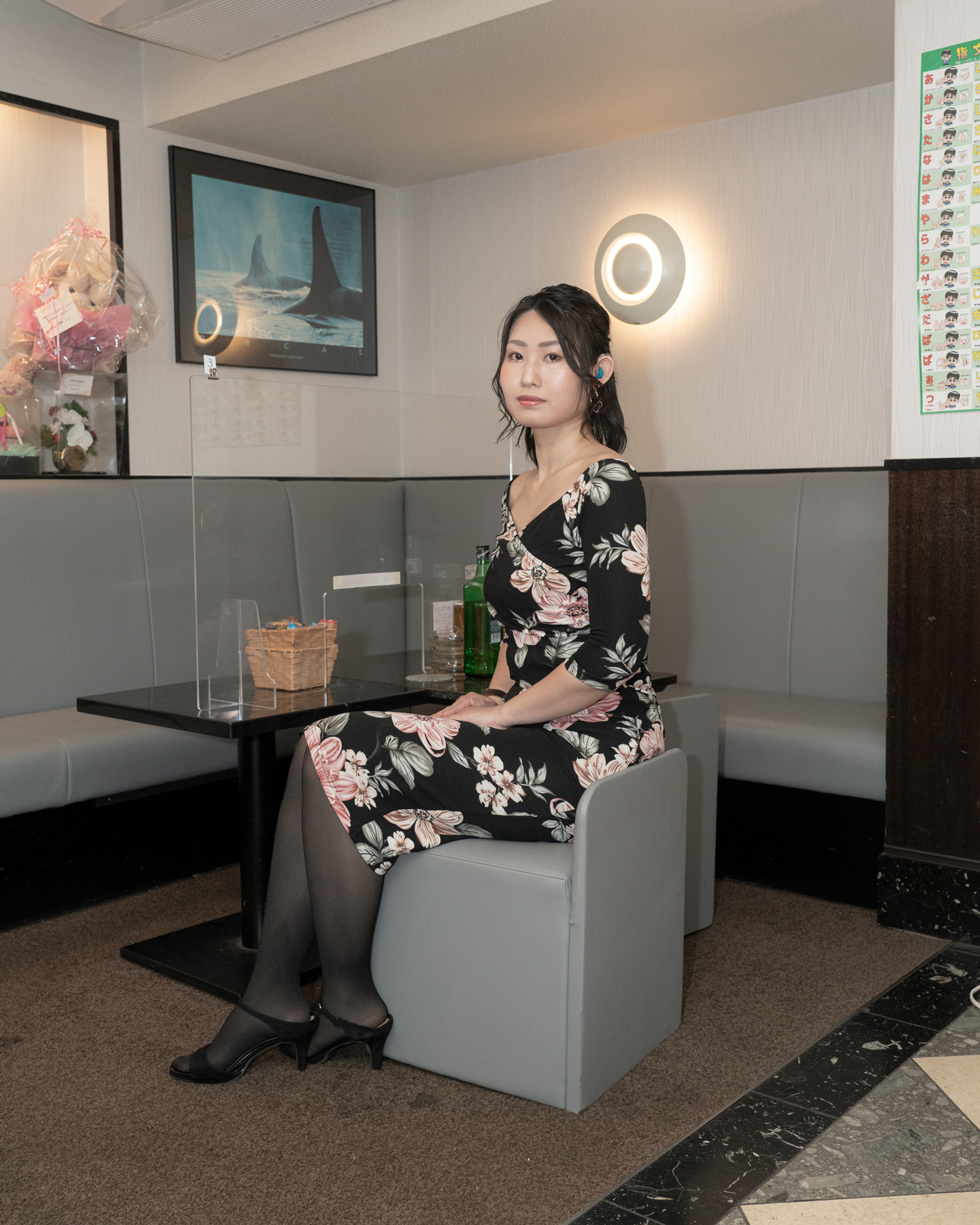 【写真】長袖のTシャツにズボン、歩きやすそうな靴を履いて立つはらださん