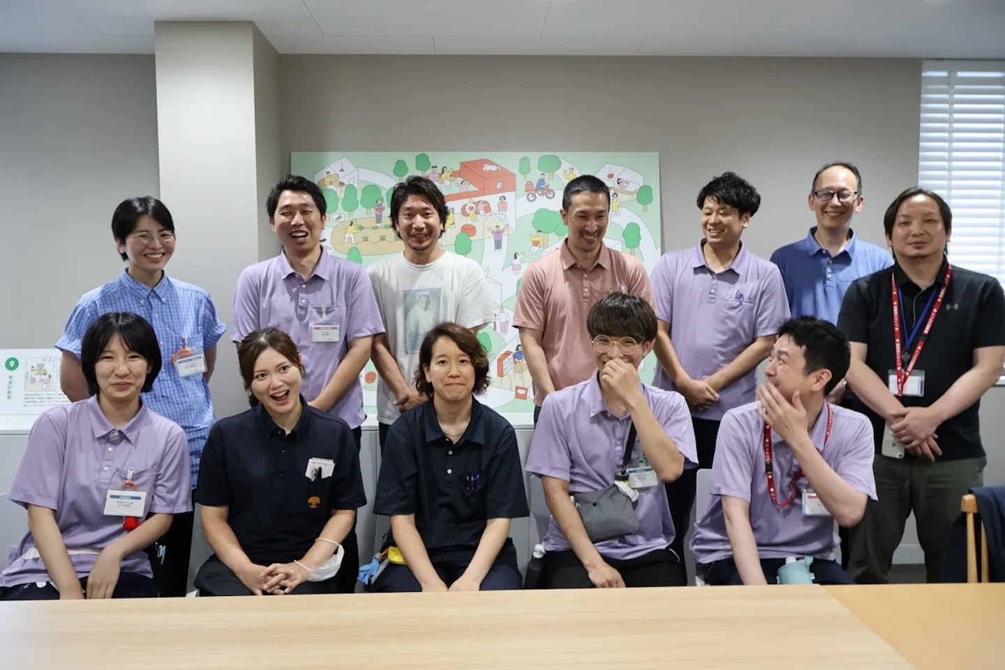 12人のメンバーが2列に並んでいる写真