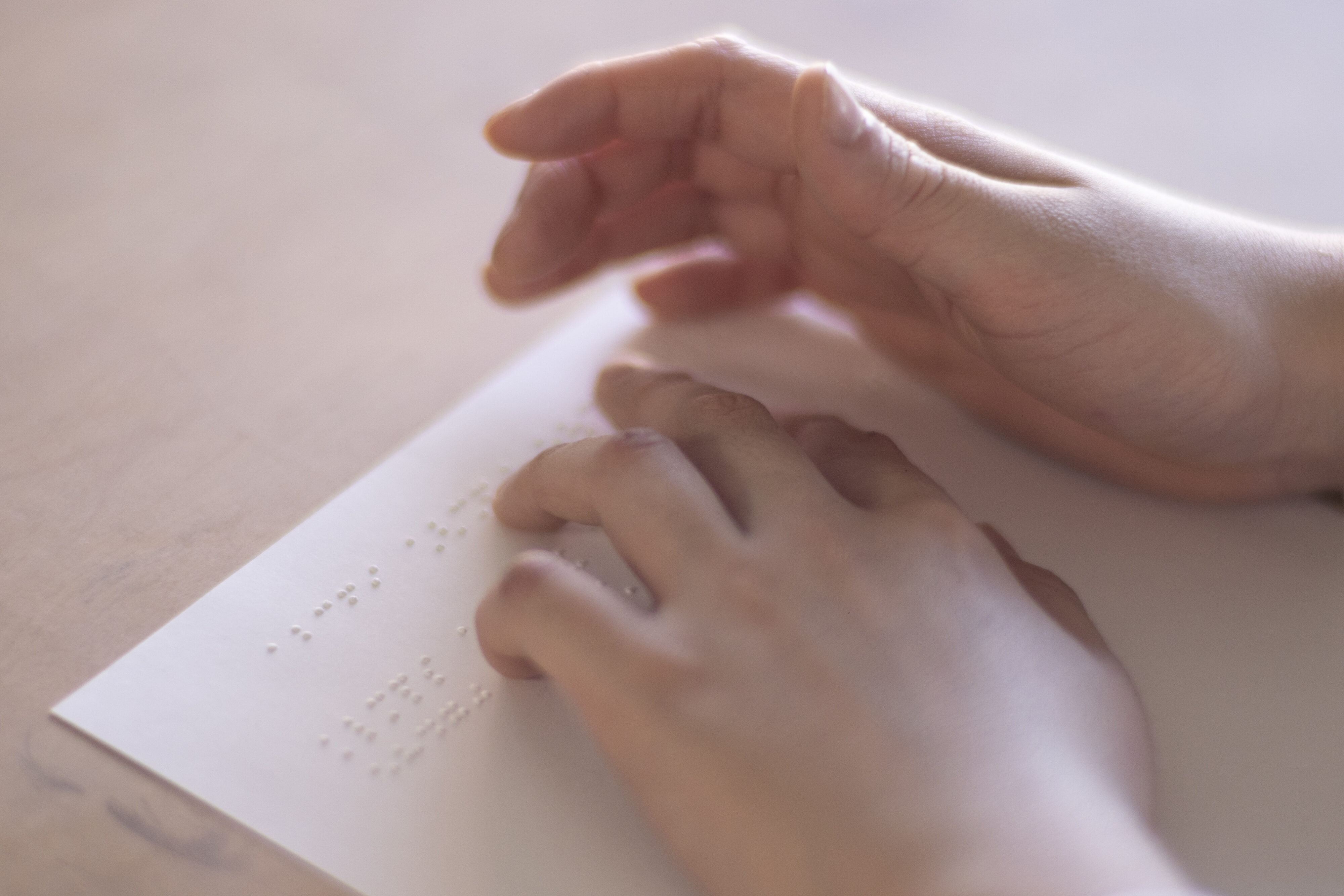 【写真】点字を読んでいる様子