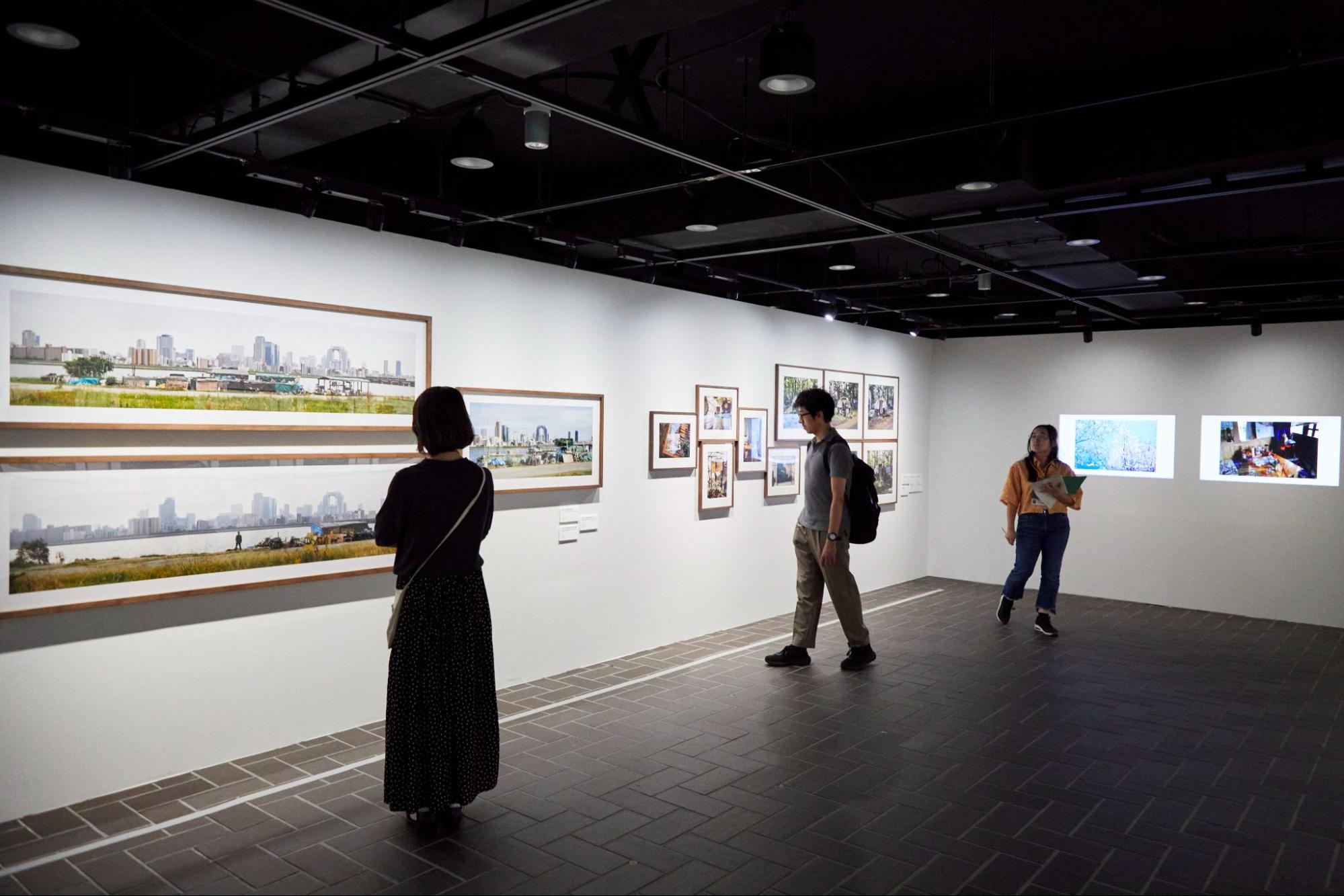 【写真】大きな写真がいくつも額装されている展示空間