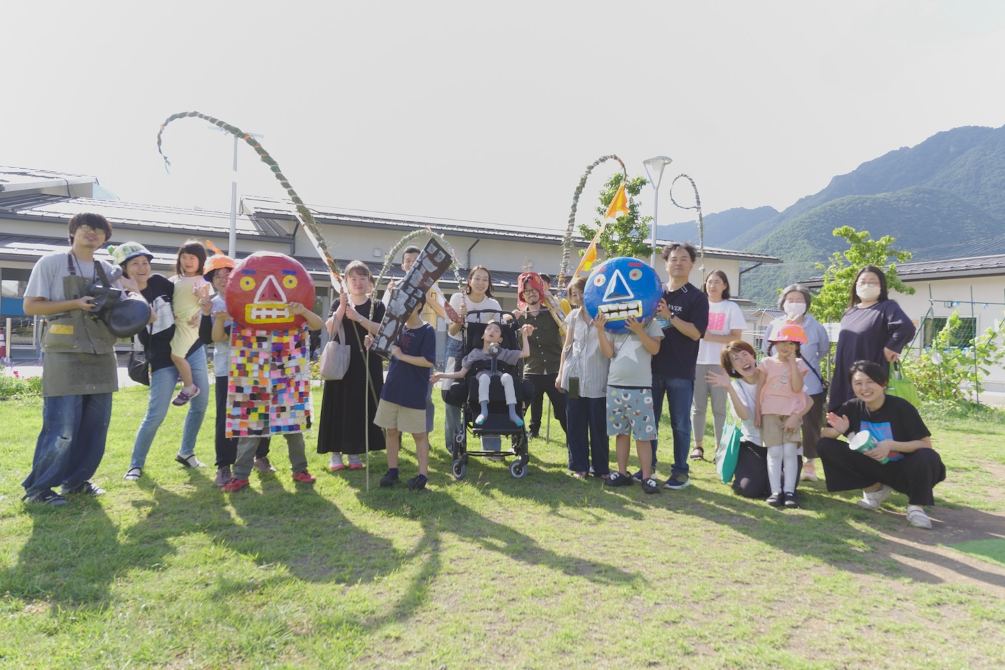 お面などを持って撮影された集合写真