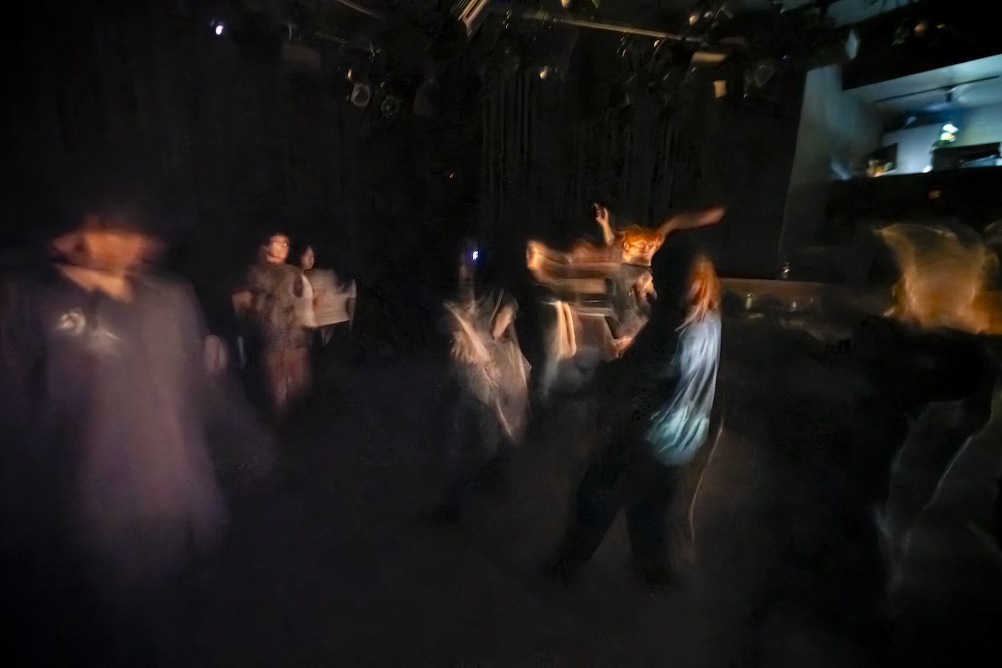 薄暗い中で踊る人たちの残像