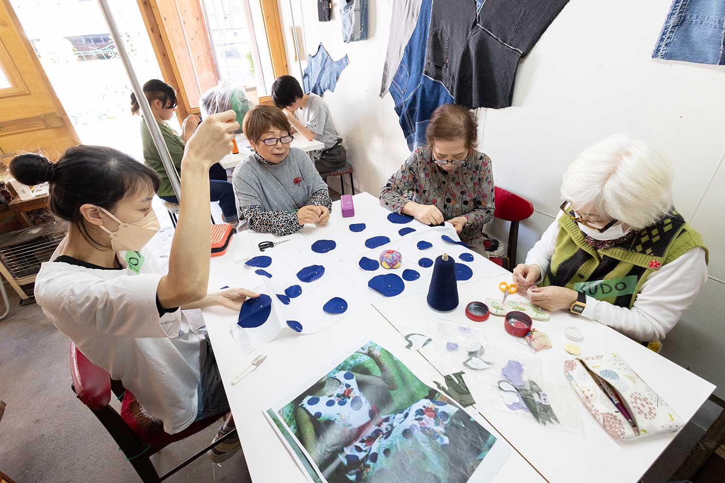 〈kioku 手芸館 たんす〉の館内で手芸に取り組む女性たちの写真