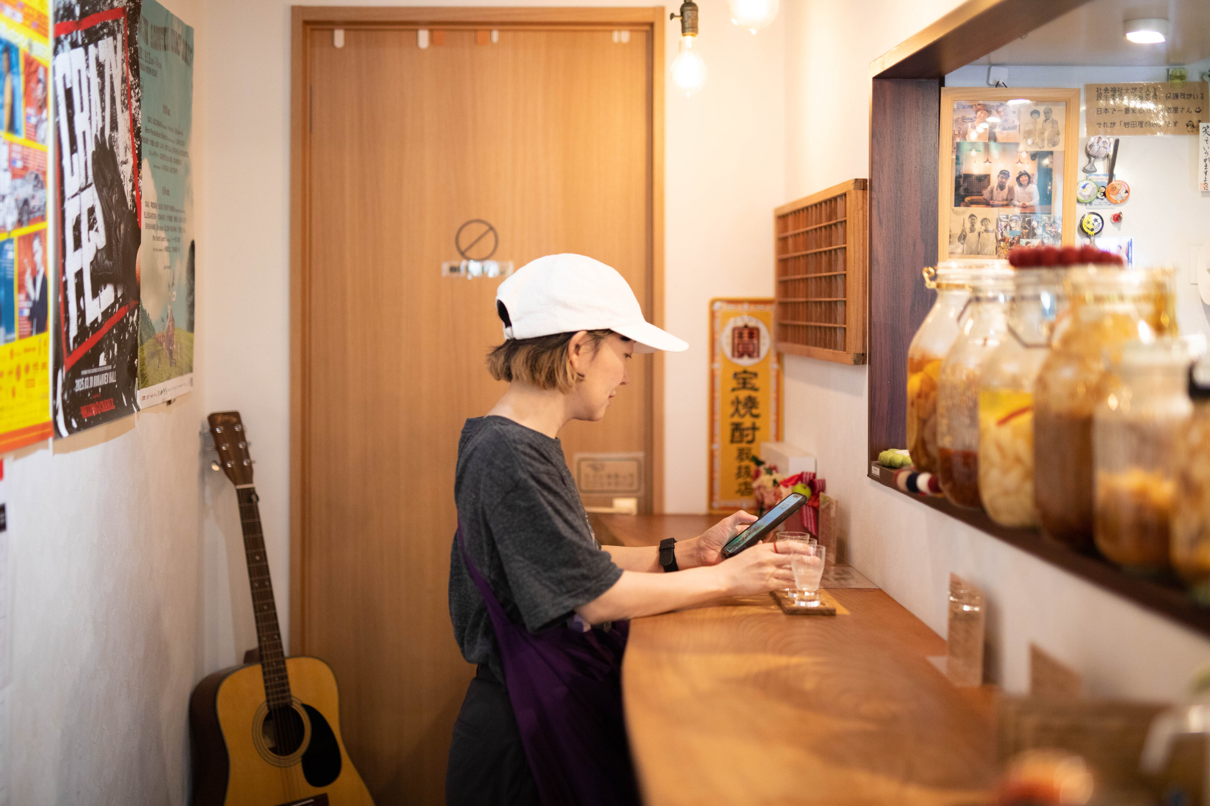 【写真】ひとり席に佇む取材チーム