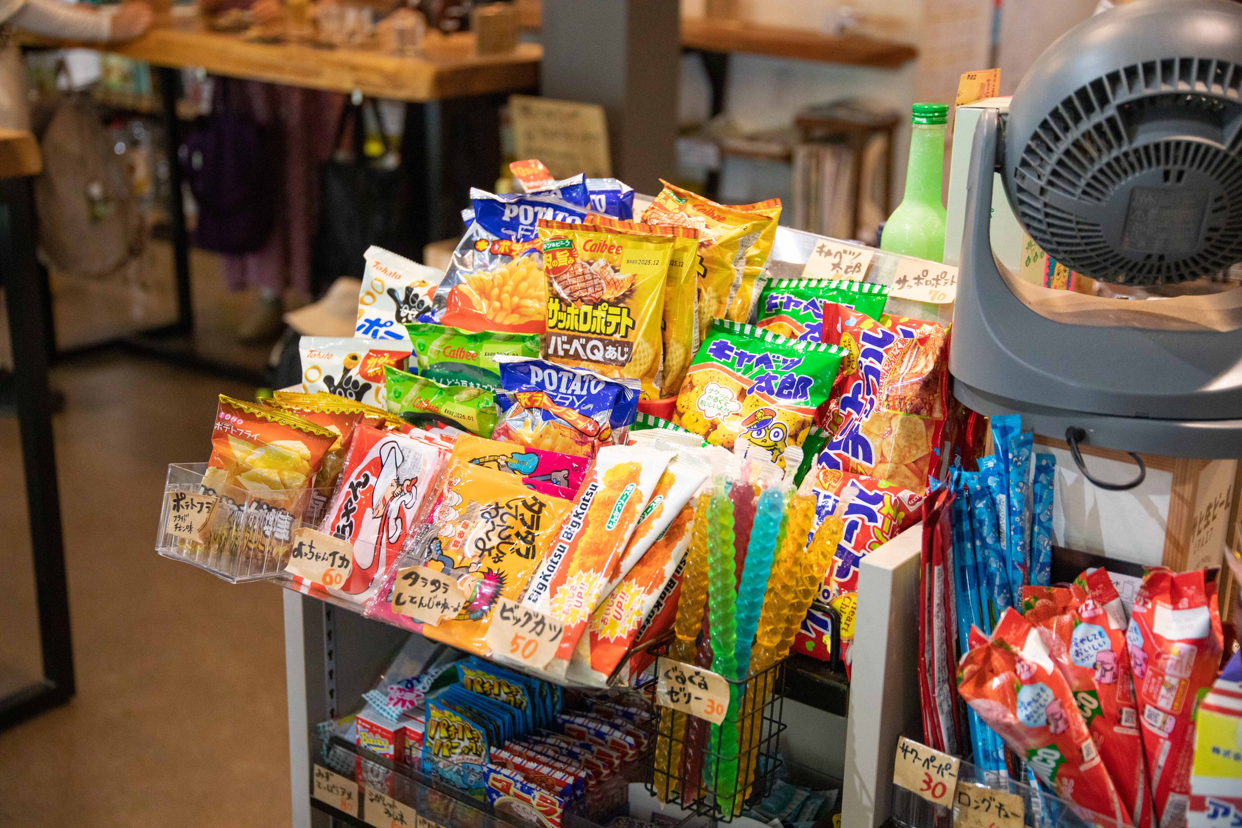 【写真】数十種類の駄菓子が置いてある