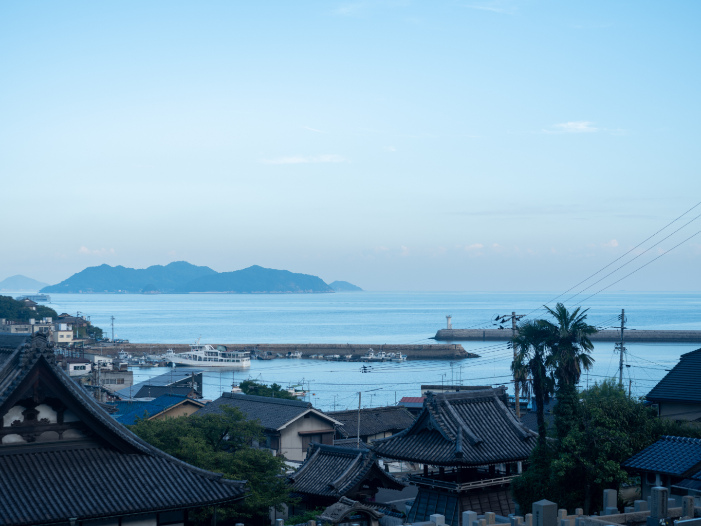 海辺のまちの景色。向こうに浮かぶ島が見える