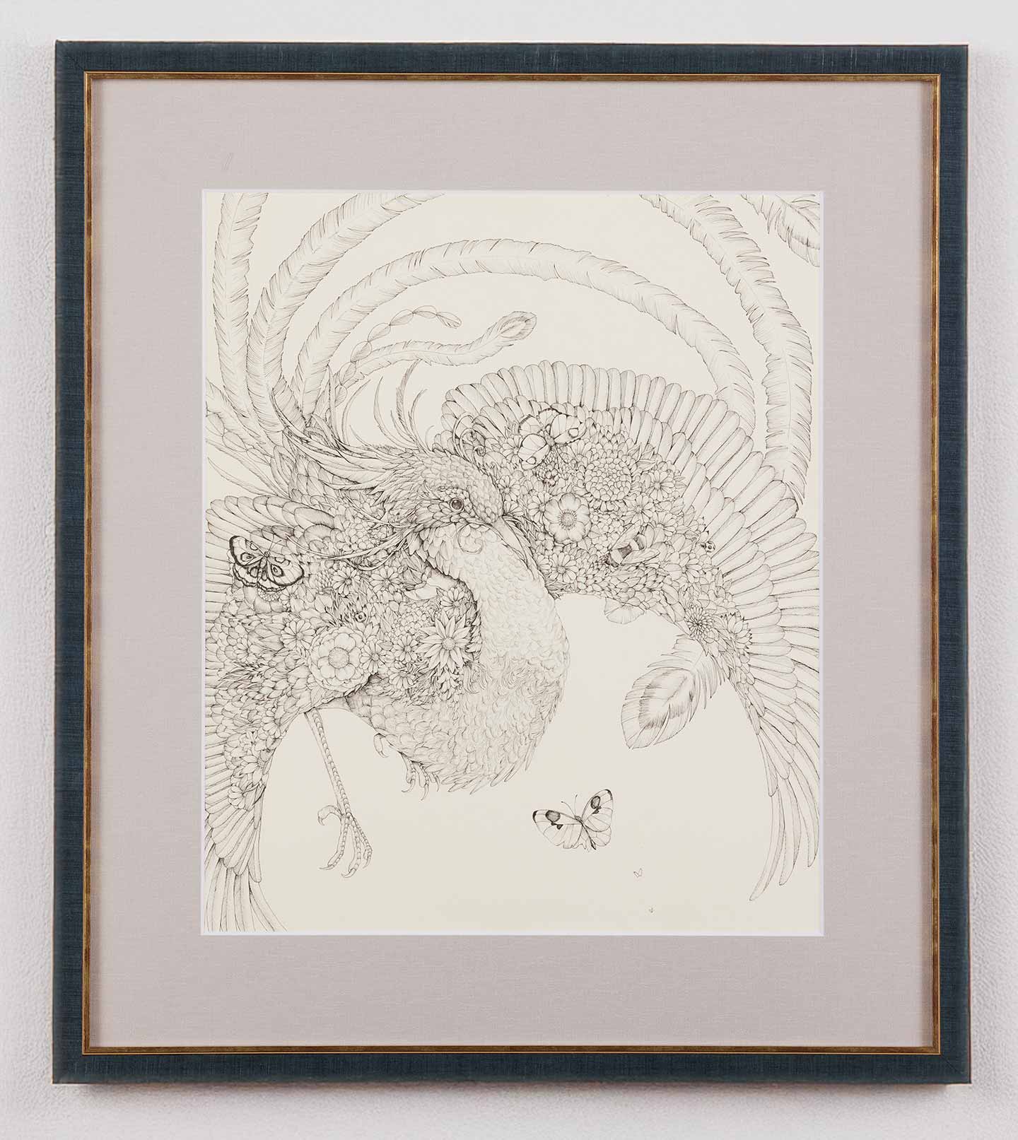 「傷付いた蝶のもとに舞い降りる鳳凰」を描いたという《不滅の国》のイラスト。黒ペンのみで、鳳凰、花、蝶などが細部まで細かに描き込まれている。