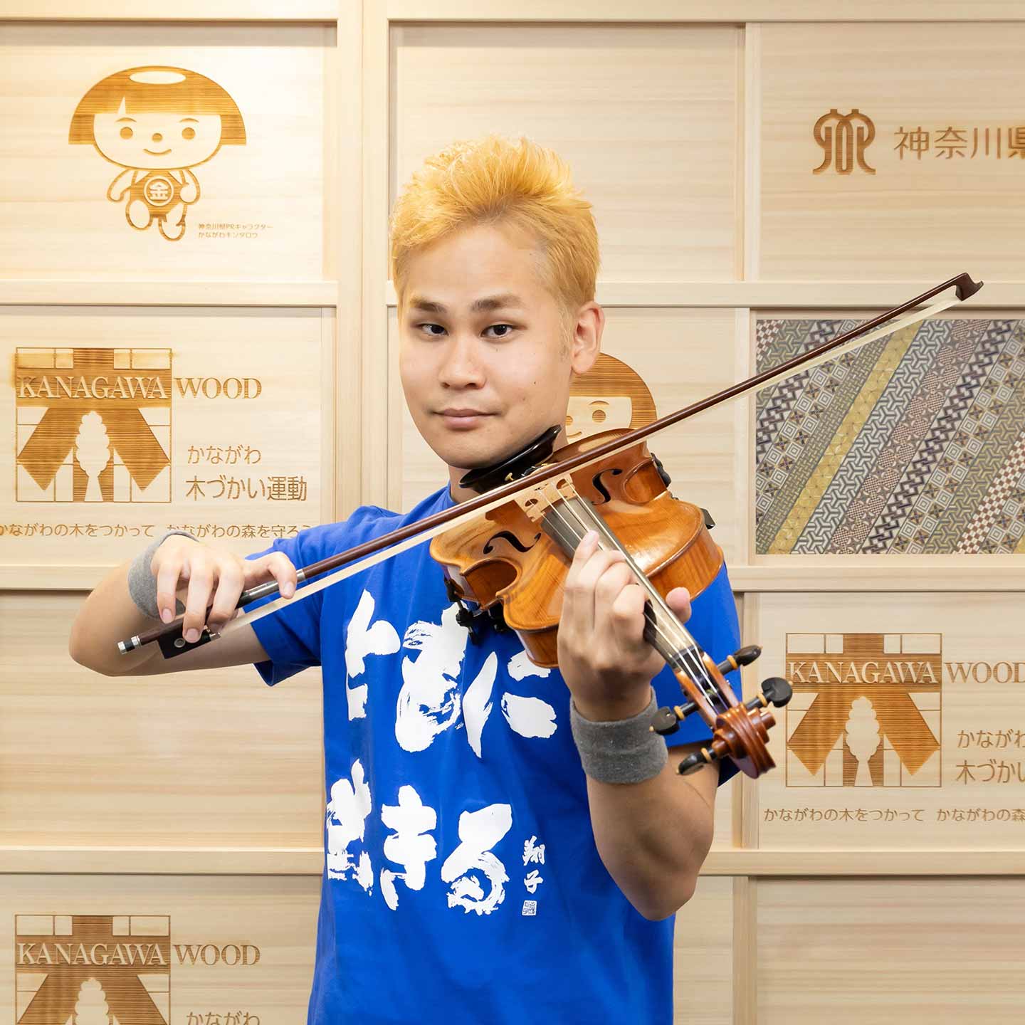 ヴァイオリンを構える式町水晶さんの写真。