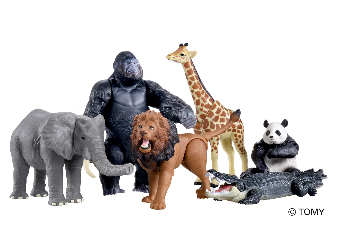 ゾウ、ゴリラ、ライオン、キリン、パンダ、ワニと、リアルな造形の動物フィギュアが並んでいる写真。